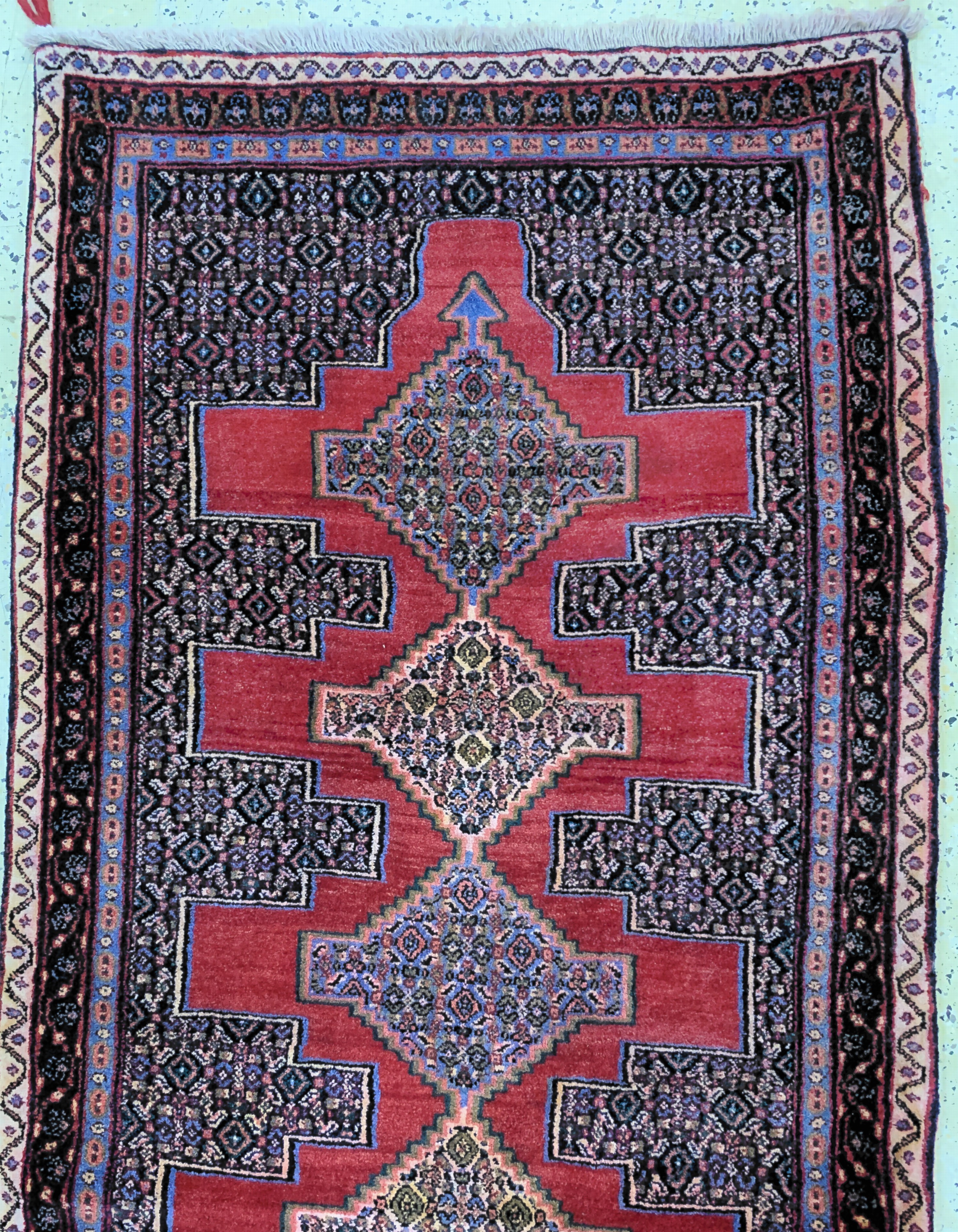 Detail a: Senneh, Persien, ca. 50 Jahre, Wolle auf Baumwolle, ca. 355 x 93 cm, verfärbt, EHZ: 2
