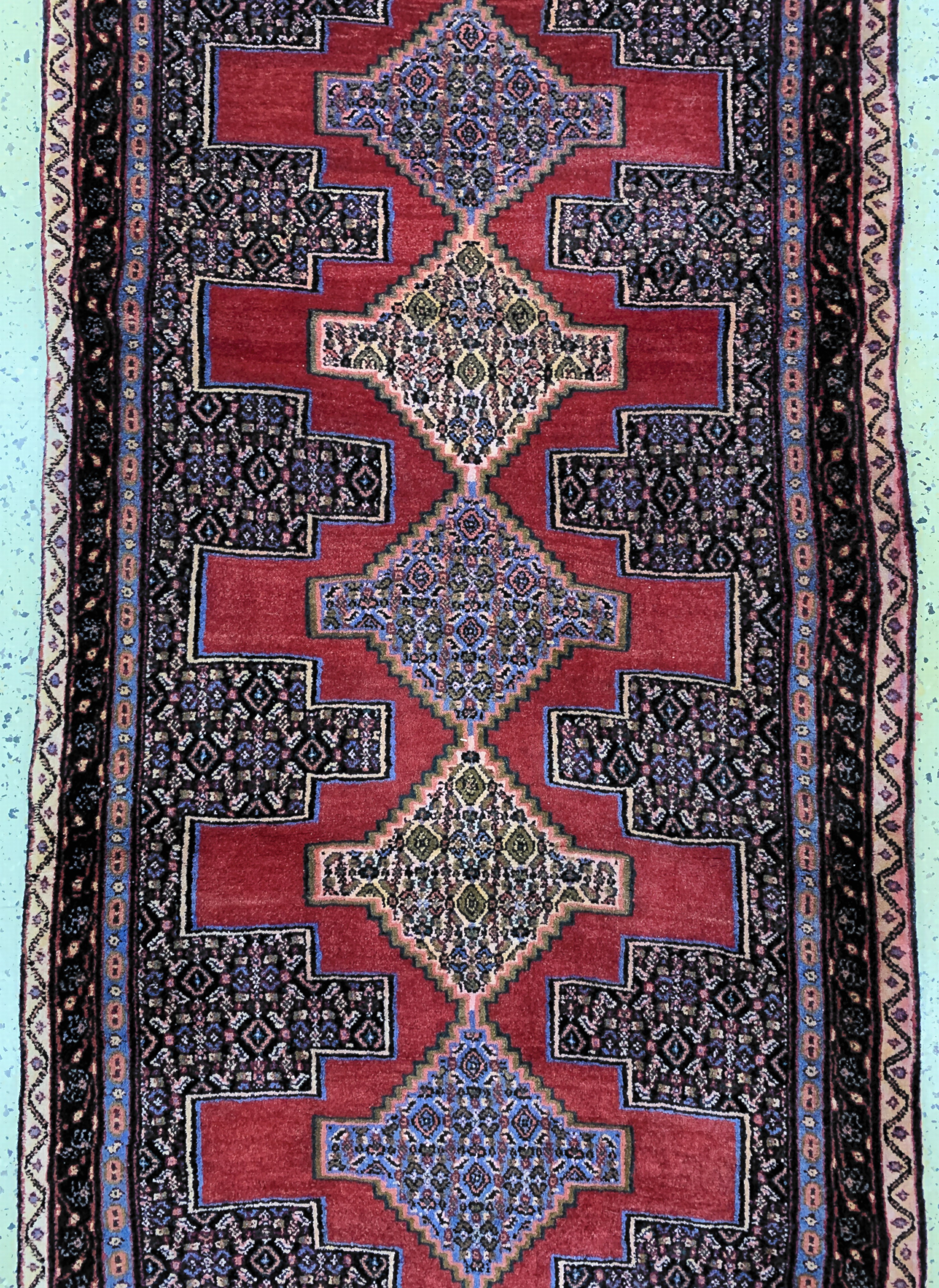 Detail b: Senneh, Persien, ca. 50 Jahre, Wolle auf Baumwolle, ca. 355 x 93 cm, verfärbt, EHZ: 2