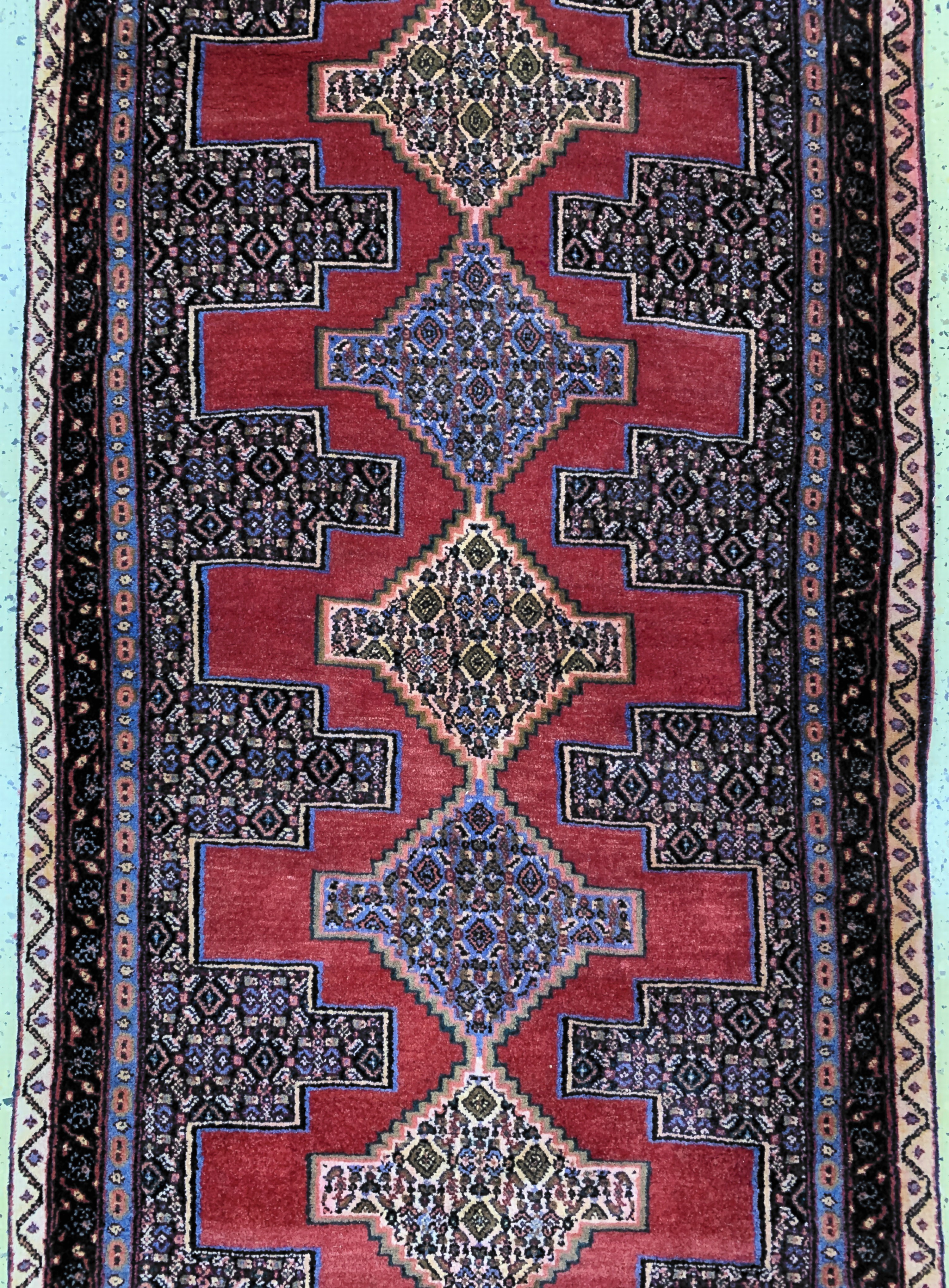 Detail c: Senneh, Persien, ca. 50 Jahre, Wolle auf Baumwolle, ca. 355 x 93 cm, verfärbt, EHZ: 2