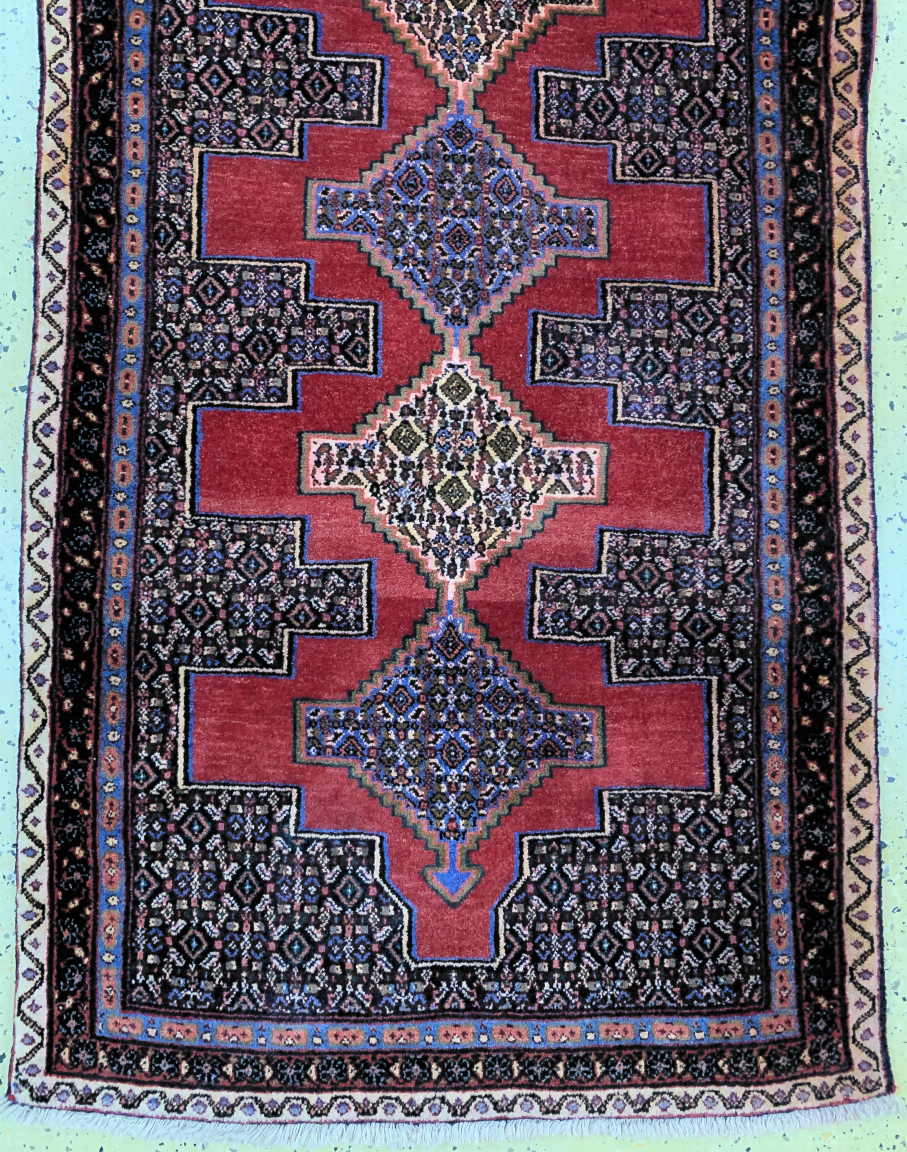 Detail d: Senneh, Persien, ca. 50 Jahre, Wolle auf Baumwolle, ca. 355 x 93 cm, verfärbt, EHZ: 2