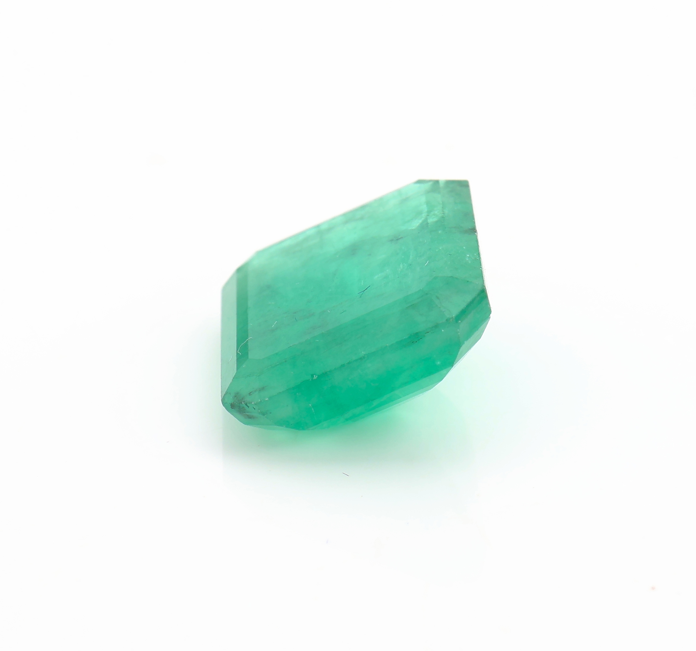 Detail b: Loser facett. Smaragd, 7.51 ct, Rechteck, nat. Einschlüsse