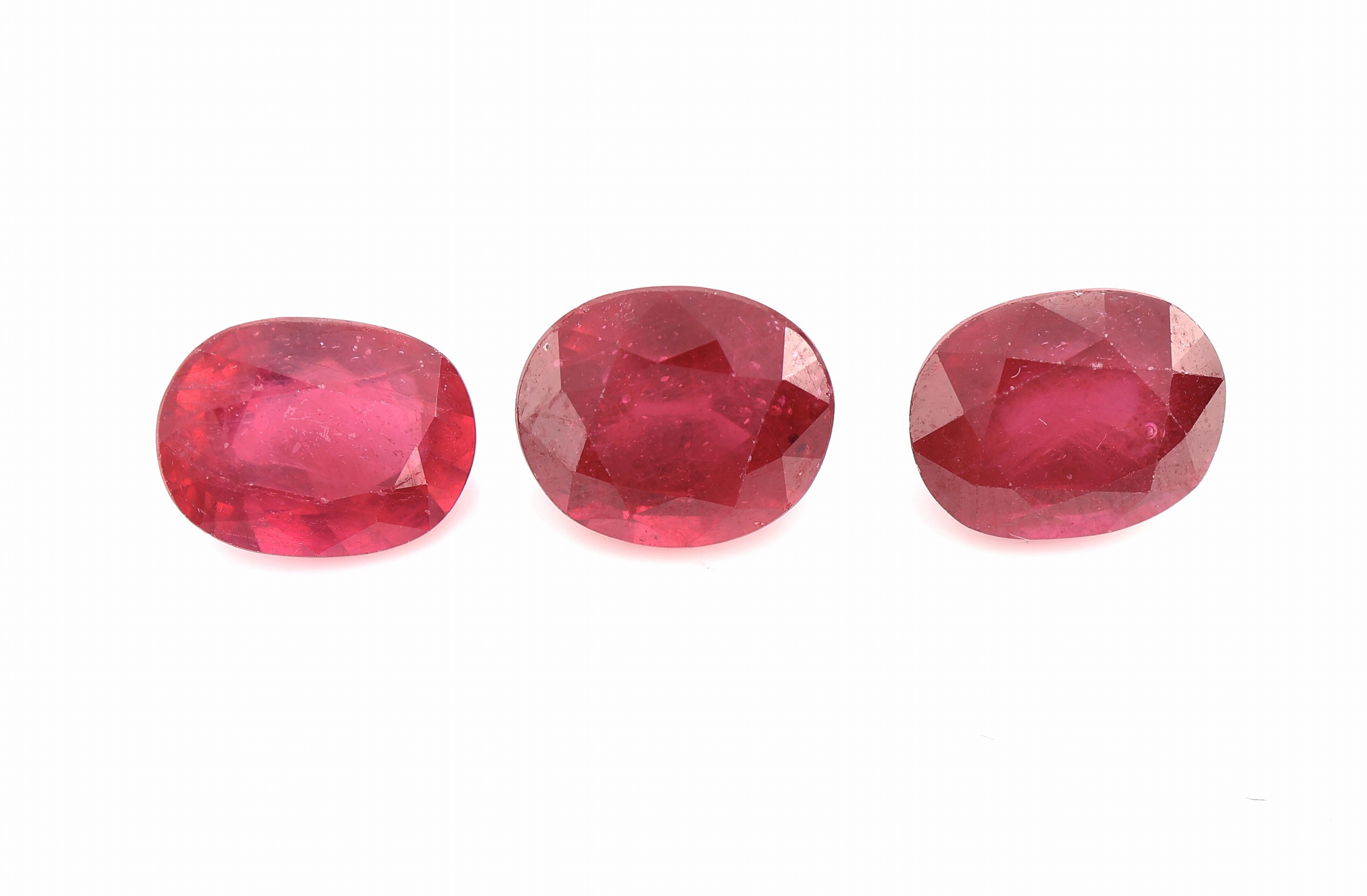 Lot 3 lose facett. Rubine, zus. 9.14 ct, oval, (beh.)