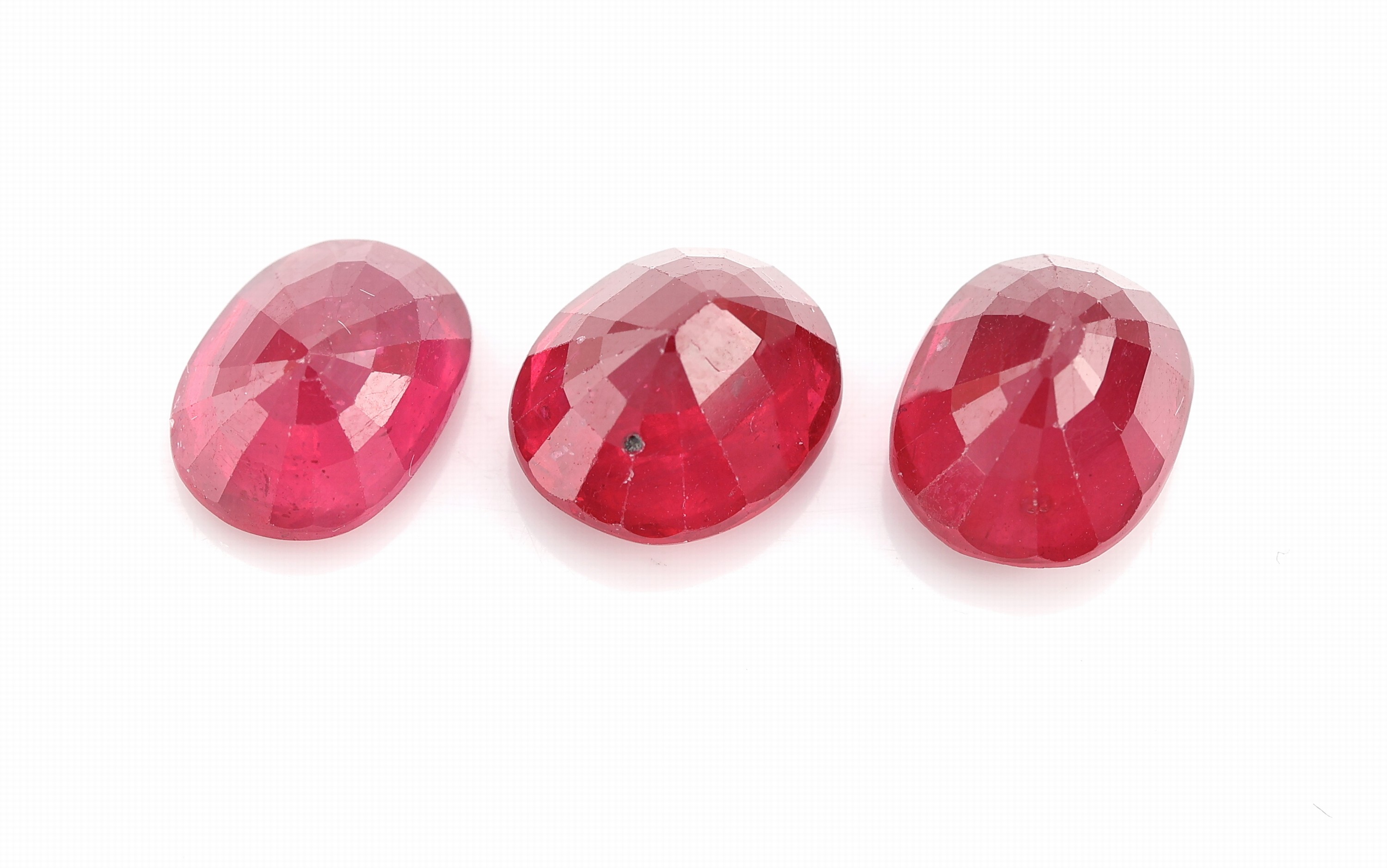 Detail a: Lot 3 lose facett. Rubine, zus. 9.14 ct, oval, (beh.)