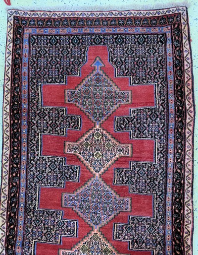 26860075a - Senneh, Persien, ca. 50 Jahre, Wolle auf Baumwolle, ca. 355 x 93 cm, verfärbt, EHZ: 2 ...