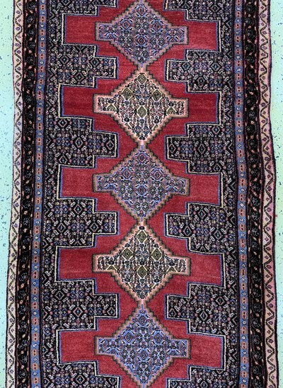 26860075b - Senneh, Persien, ca. 50 Jahre, Wolle auf Baumwolle, ca. 355 x 93 cm, verfärbt, EHZ: 2 ...