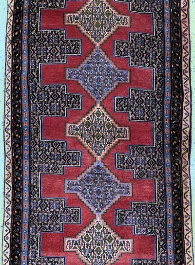 26860075c - Senneh, Persien, ca. 50 Jahre, Wolle auf Baumwolle, ca. 355 x 93 cm, verfärbt, EHZ: 2 ...