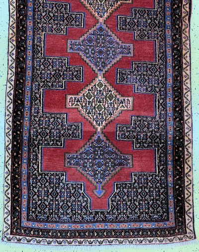 26860075d - Senneh, Persien, ca. 50 Jahre, Wolle auf Baumwolle, ca. 355 x 93 cm, verfärbt, EHZ: 2 ...