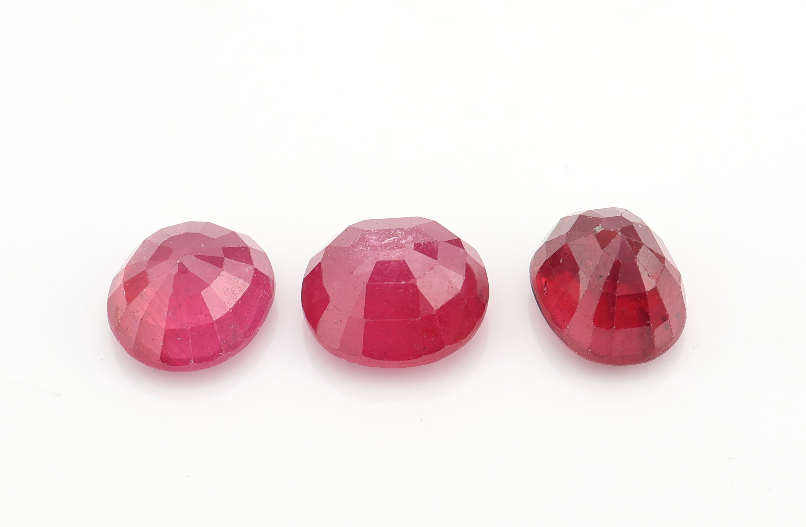 Detail a: Lot 3 lose facett. Rubine, zus. 12.40 ct, oval, (beh.)