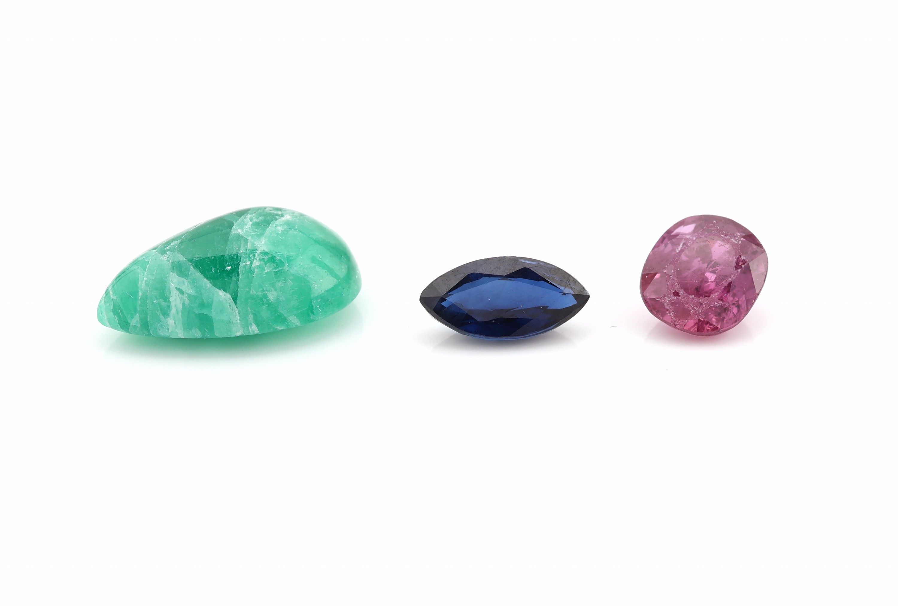 Detail a: Lot lose facett. Farbsteine, zus. 80.30 ct, u.a. Saphire, Rubine, Smaragde, in versch. Farben, Formen und Größen, Ausfassware