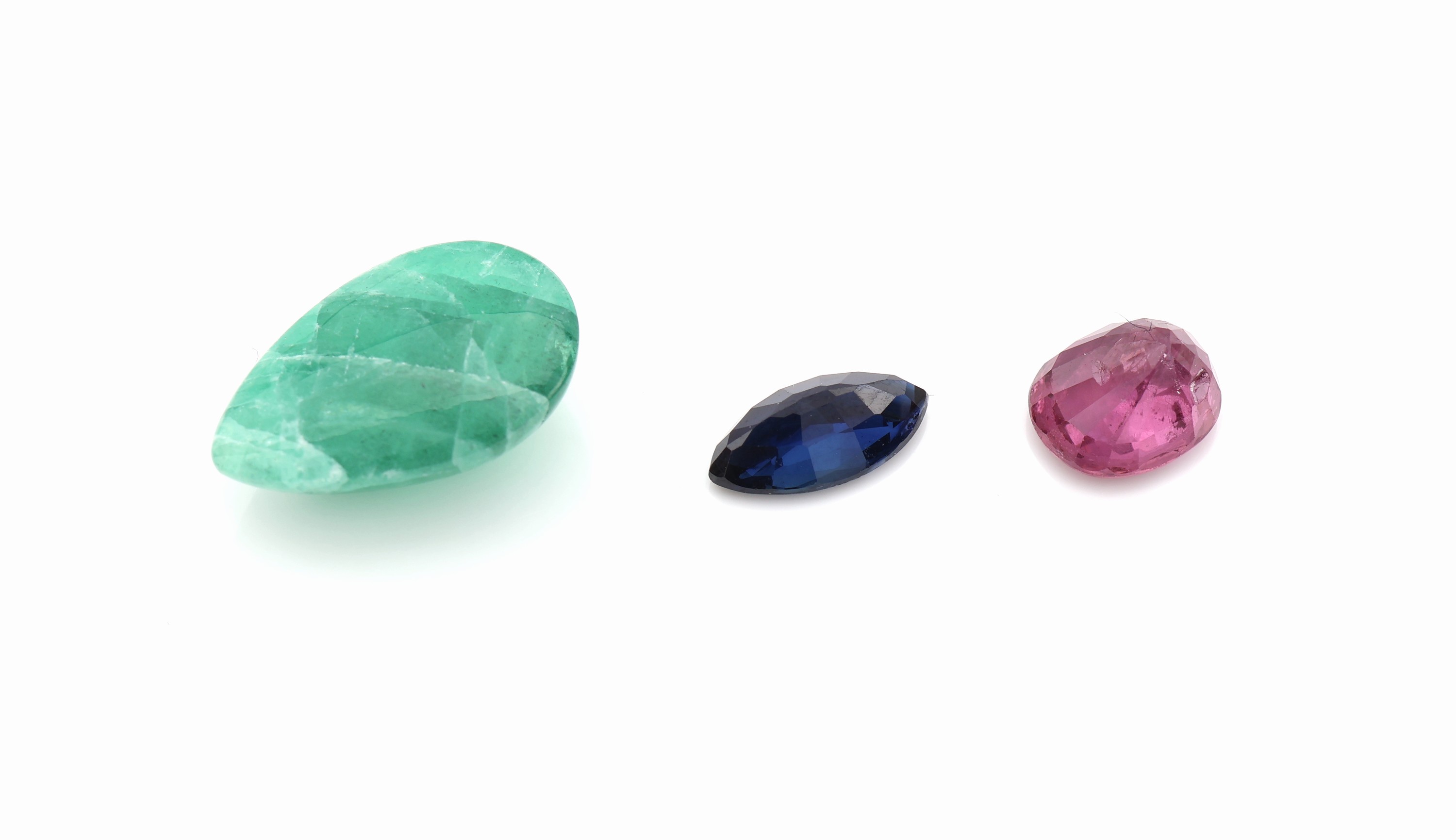 Detail b: Lot lose facett. Farbsteine, zus. 80.30 ct, u.a. Saphire, Rubine, Smaragde, in versch. Farben, Formen und Größen, Ausfassware