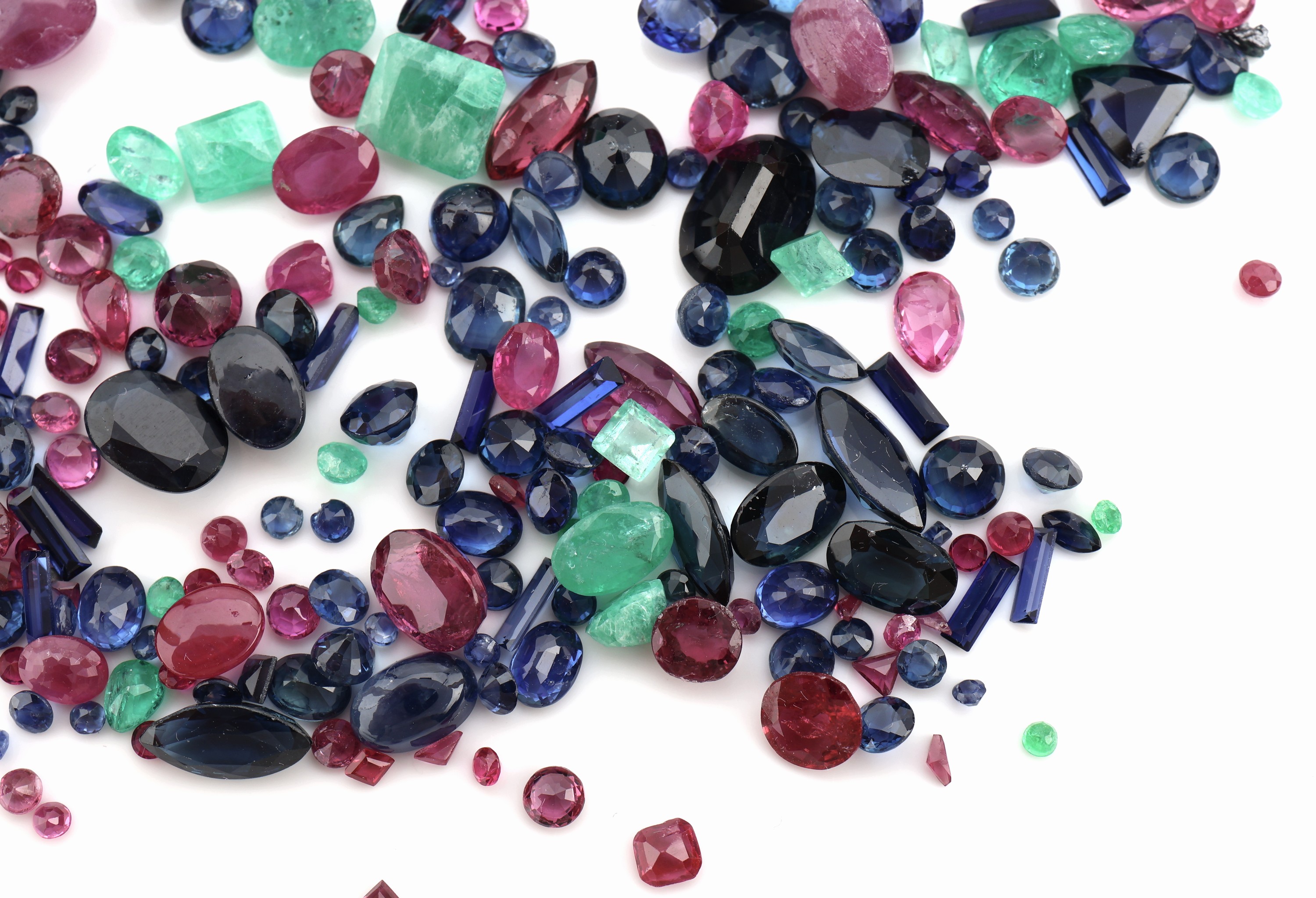 Detail c: Lot lose facett. Farbsteine, zus. 80.30 ct, u.a. Saphire, Rubine, Smaragde, in versch. Farben, Formen und Größen, Ausfassware