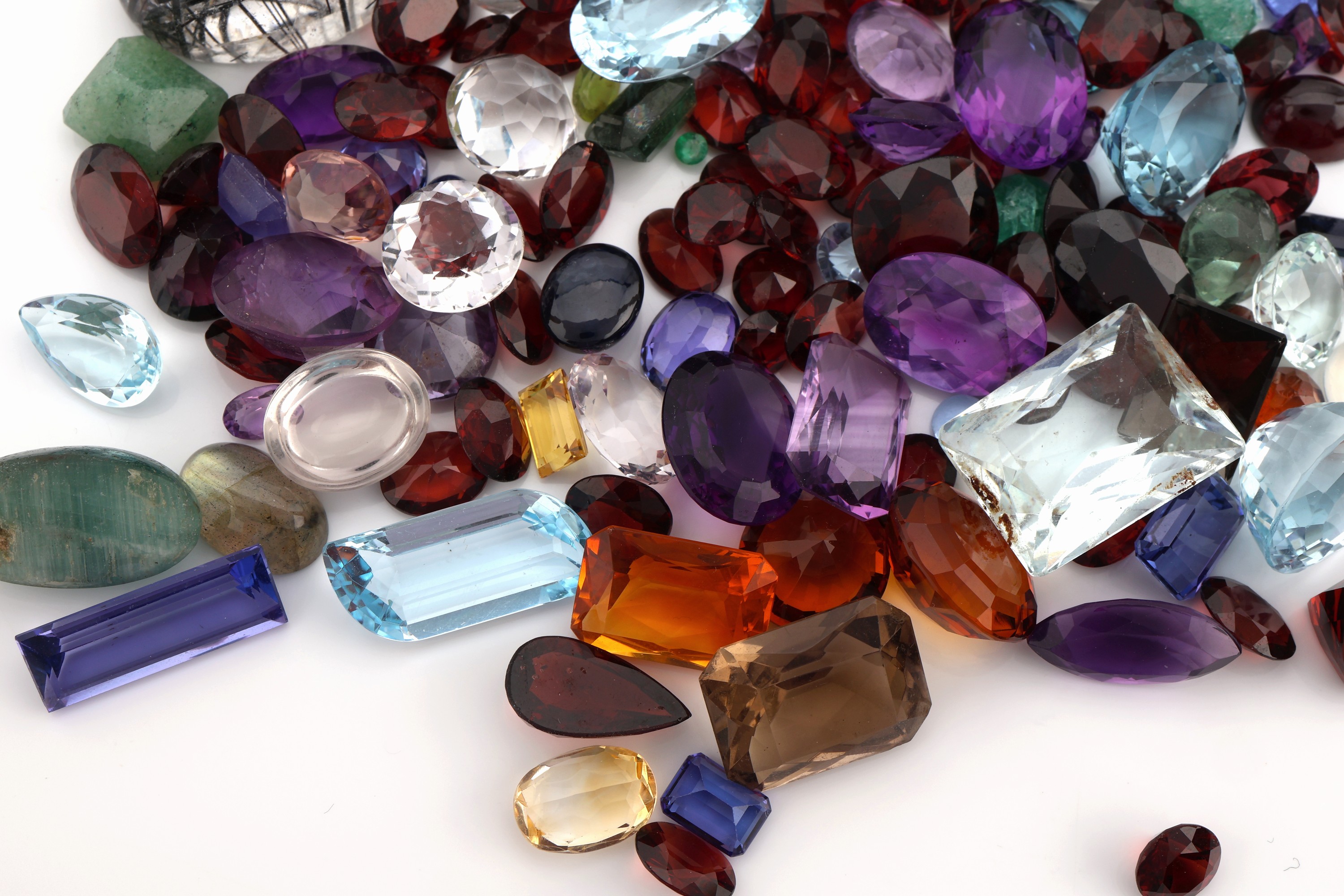 Detail c: Lot lose Farbsteine, zus. 430.00 ct, u.a. Granat, Citrin, Rubin, Saphir, Quarze u.v.m., in versch. Formen und Größen, Ausfassware