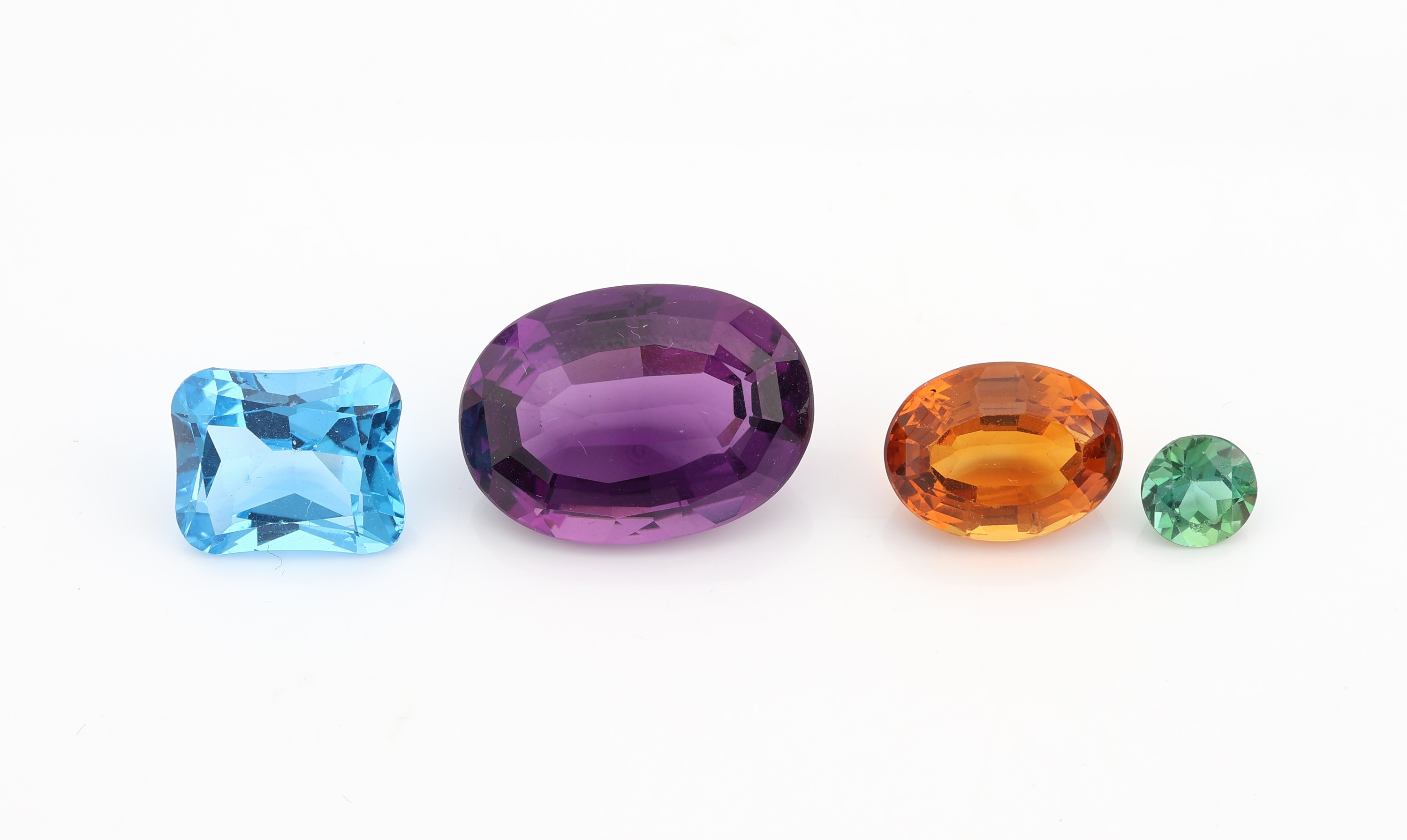 Detail a: Lot lose Farbsteine, zus. 300.00 ct, u.a. Rubin, Saphir, Smaragd, Topas, Tansanit und Mondstein, Quarze u.v.m., in versch. Formen und Größen, ...