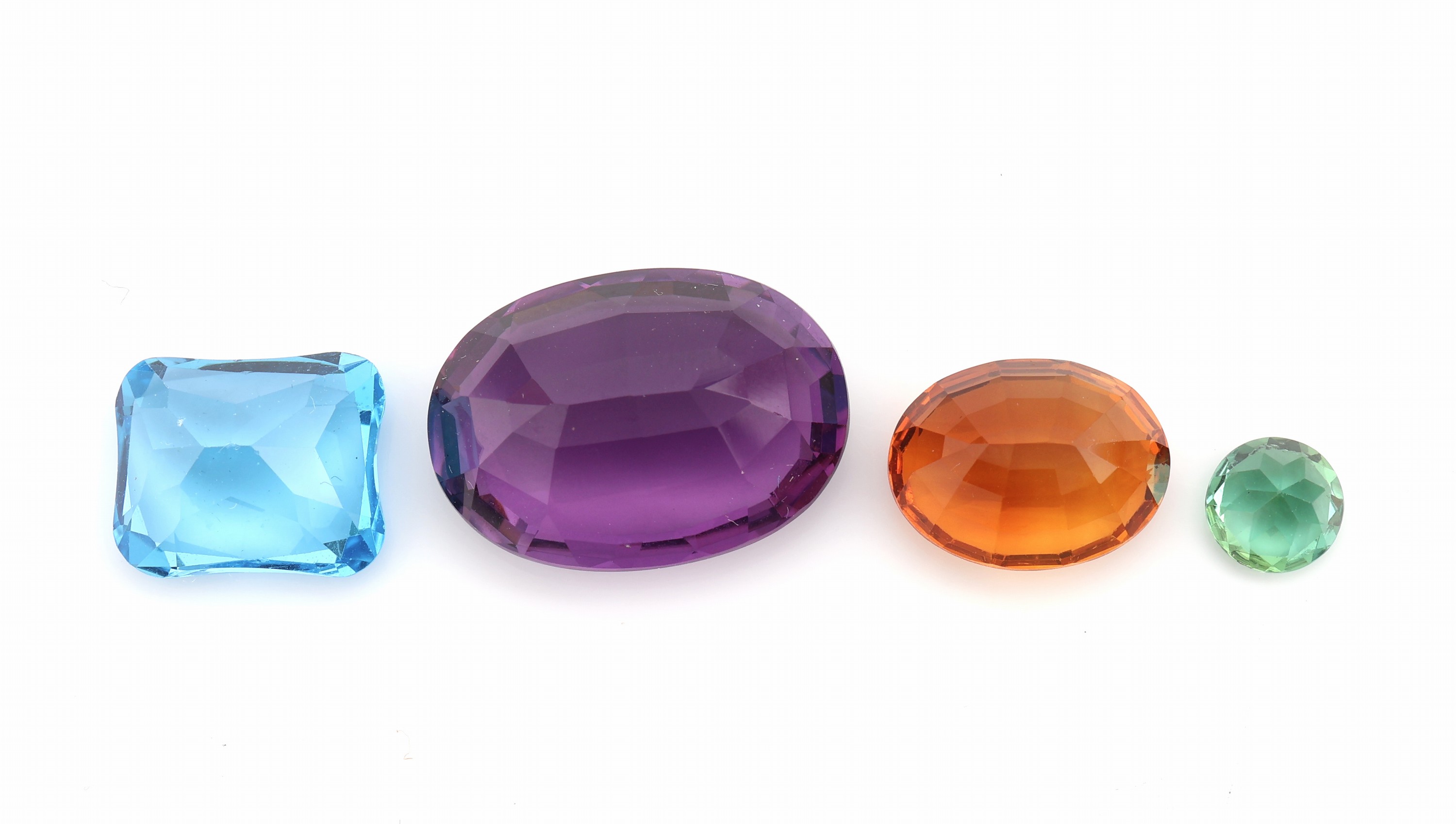 Detail b: Lot lose Farbsteine, zus. 300.00 ct, u.a. Rubin, Saphir, Smaragd, Topas, Tansanit und Mondstein, Quarze u.v.m., in versch. Formen und Größen, ...