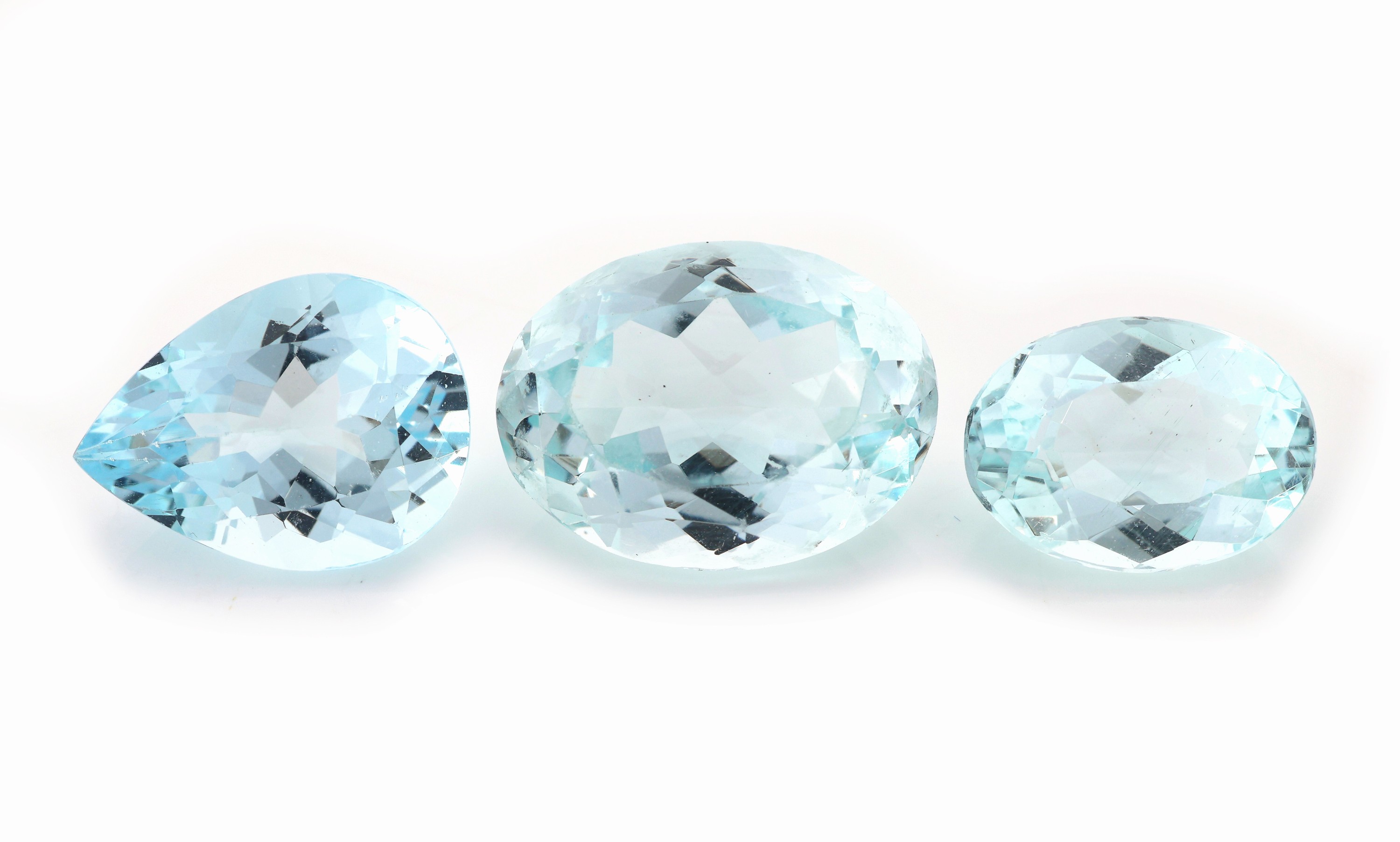 Lot 3 lose facett. Aquamarine, zus. 24.50 ct, 2 x oval, 1 x tropfenf., im Scherenschliff