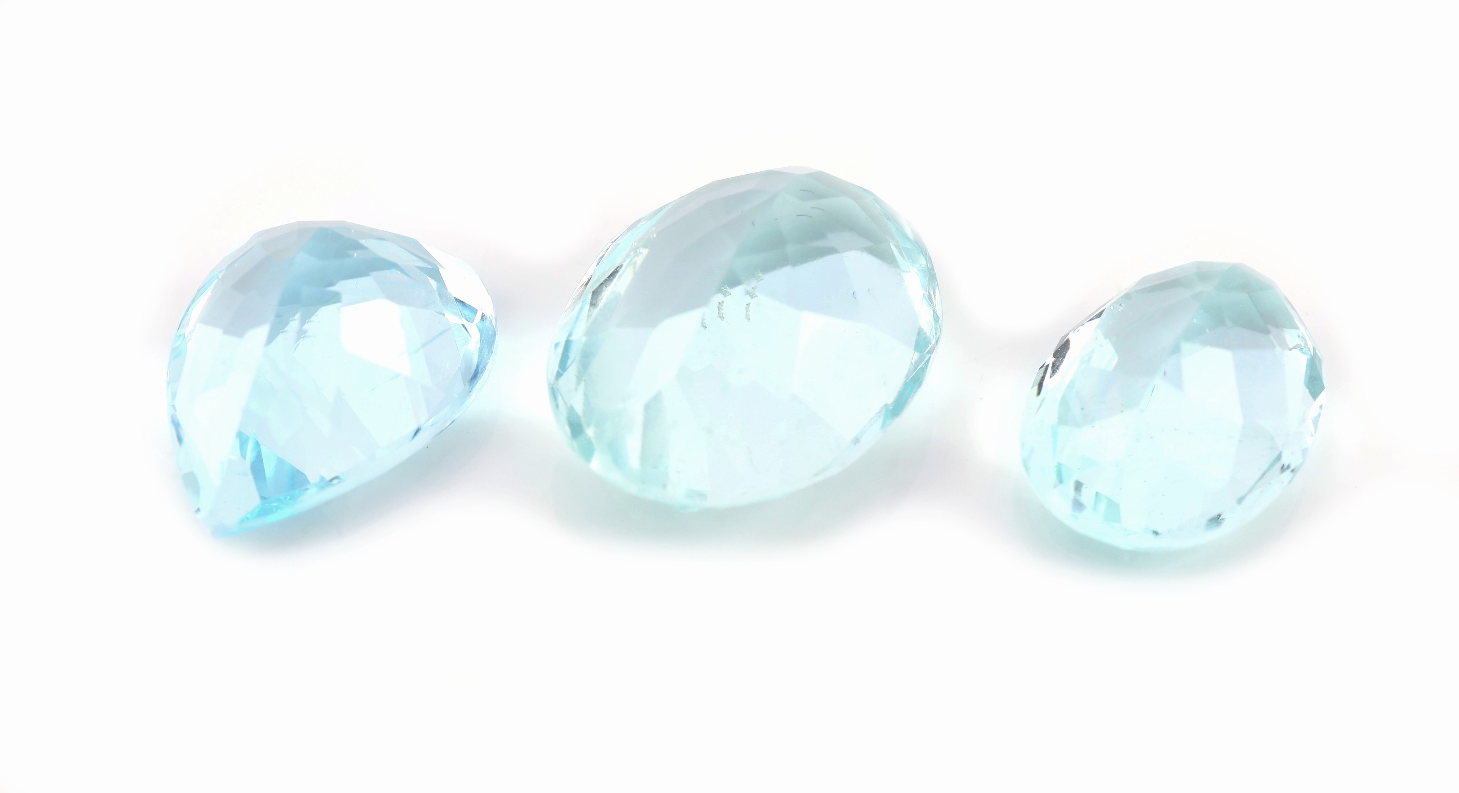 Detail a: Lot 3 lose facett. Aquamarine, zus. 24.50 ct, 2 x oval, 1 x tropfenf., im Scherenschliff