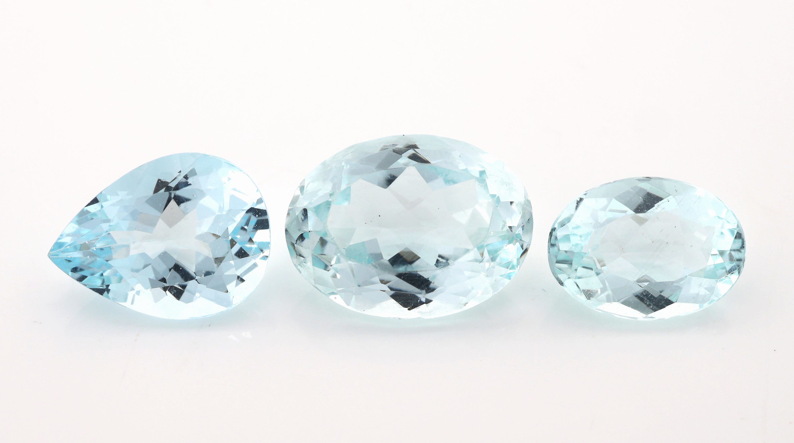 Detail b: Lot 3 lose facett. Aquamarine, zus. 24.50 ct, 2 x oval, 1 x tropfenf., im Scherenschliff