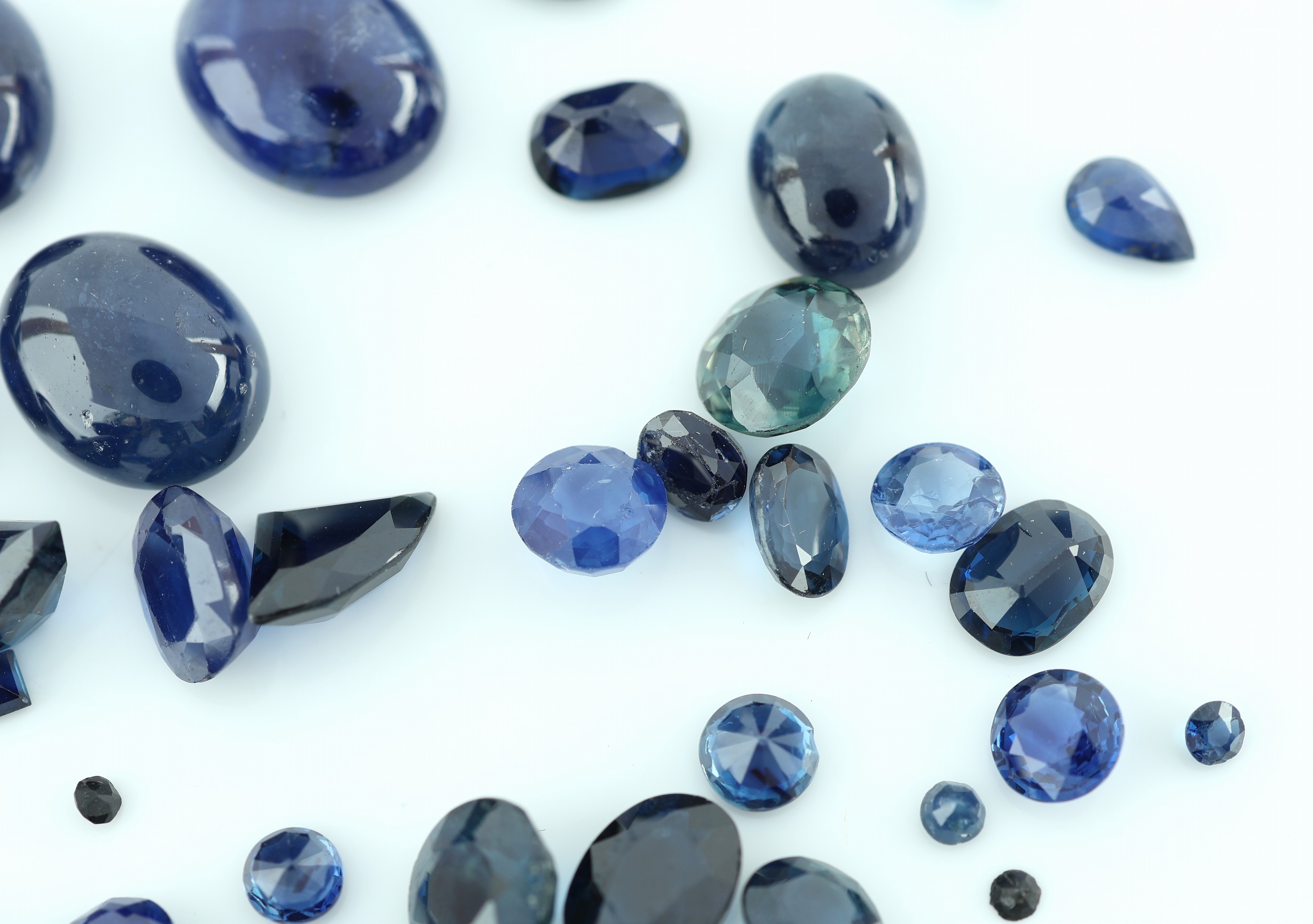 Detail a: Lot lose Saphire, zus. 50.70 ct, in versch. Formen, Farben, Größen und Schliffarten, z.T. Ausfassware