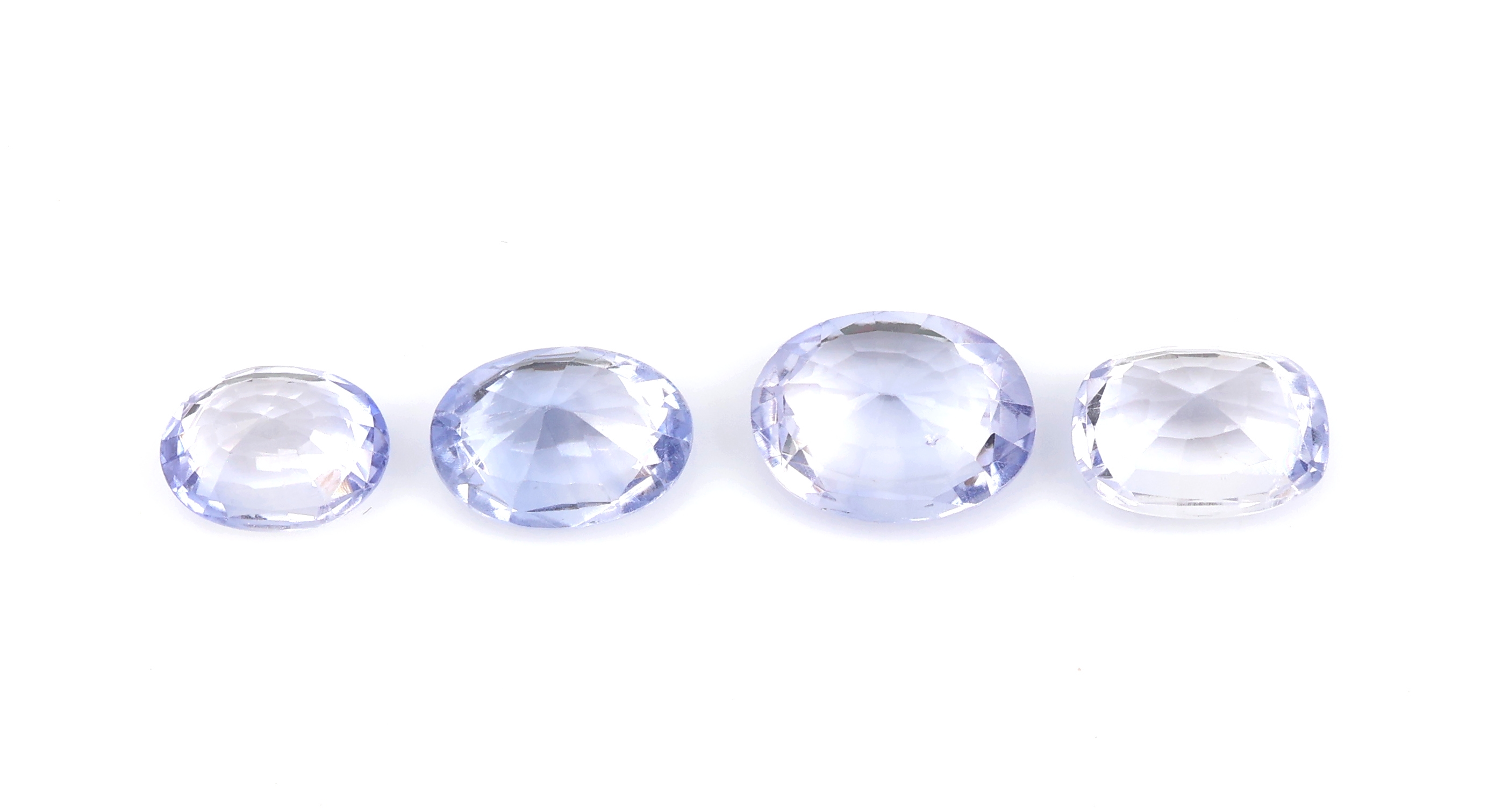 Detail a: Lot 4 lose facett. Saphire, zus. 11.20 ct, in versch. Formen, Farben und Größen, überwiegend oval