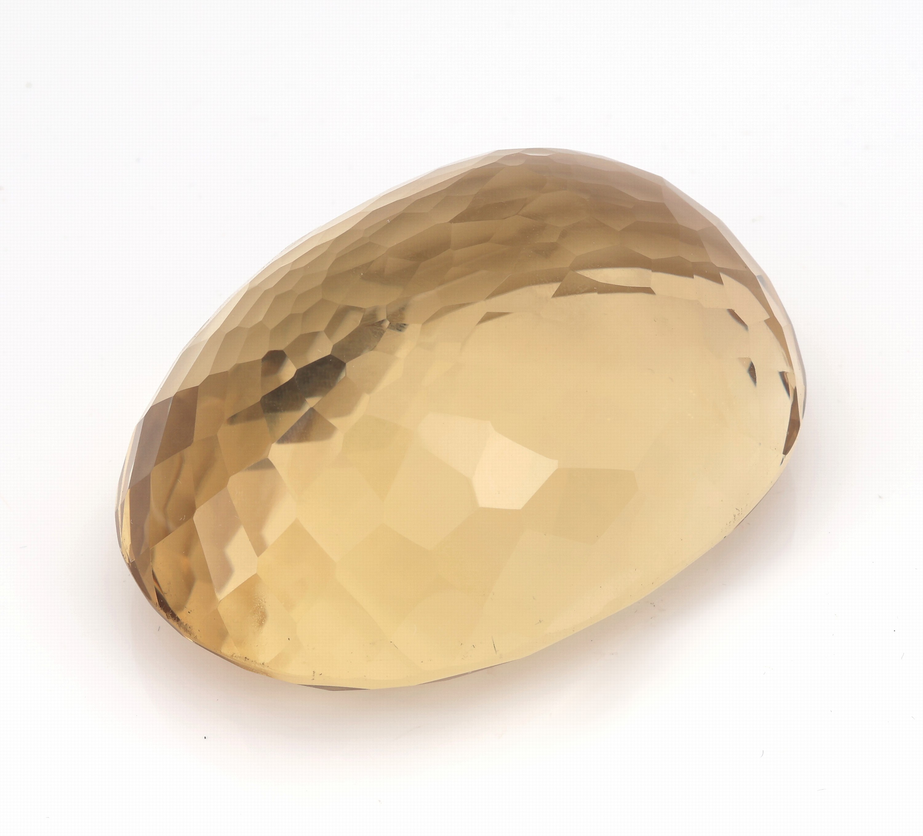 Detail b: Handschmeichler aus Citrin, 1067.00 ct, ovalfacett. im Scherenschliff, auch als Briefbeschwerer geeignet, ca. 7.5 x 5 x 3.5 cm, gewogen