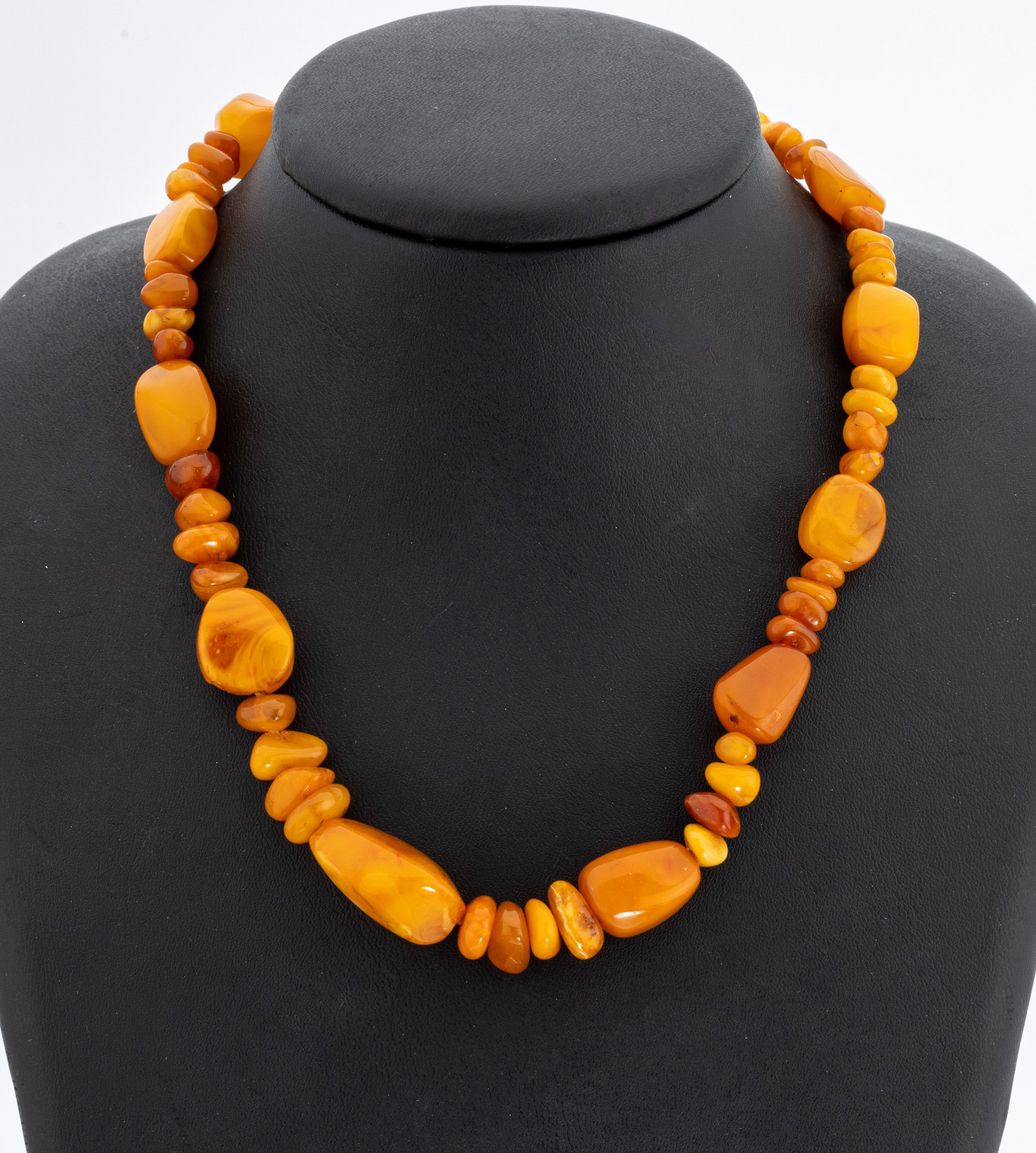 Bernstein-Collier, ausgefallene Glieder ausButterscotch-Bernsteinen, in versch. Formen, L. ca. 64 cm, endlos, ca. 31 g