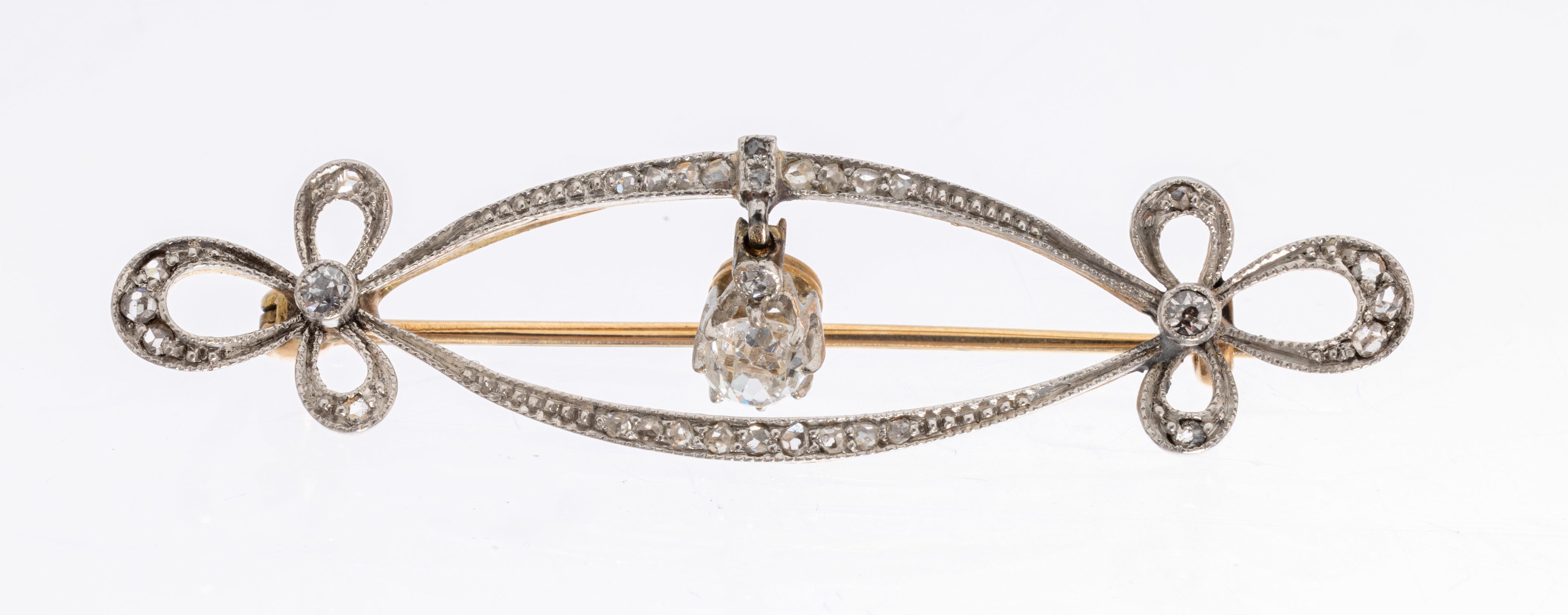 14 kt Gold Jugendstil Diamant-Brosche, um 1900, GG 585/000 und Platin, mittiger bewegl. Altschliffdiamant ca. 0.35 ct Weiß/si,umgeben von weiteren ...