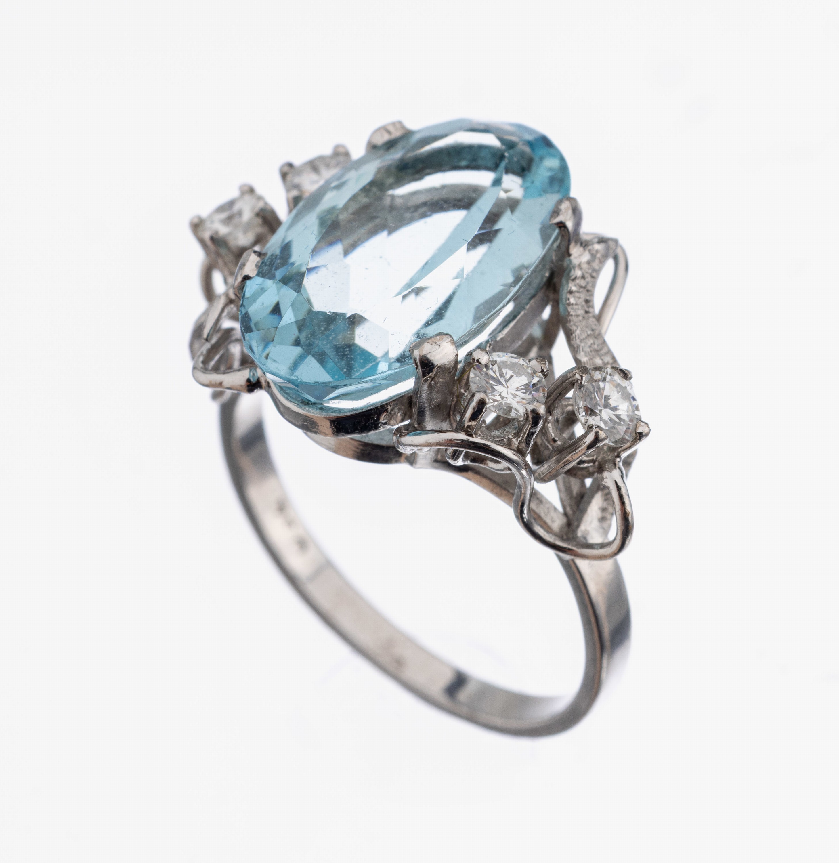 18 kt Gold Aquamarin-Brillant-Ring, WG 750/000, mittig mit einem ovalfacett. Aquamarin ca. 4.00 ct, seitl. 4 Brillanten zus. ca. 0.40 ct feines ...