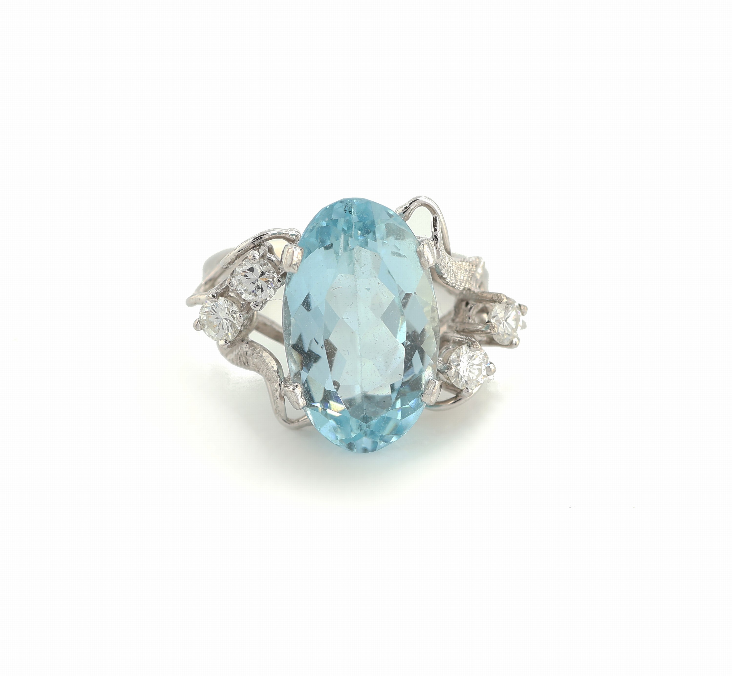 Detail a: 18 kt Gold Aquamarin-Brillant-Ring, WG 750/000, mittig mit einem ovalfacett. Aquamarin ca. 4.00 ct, seitl. 4 Brillanten zus. ca. 0.40 ct feines ...