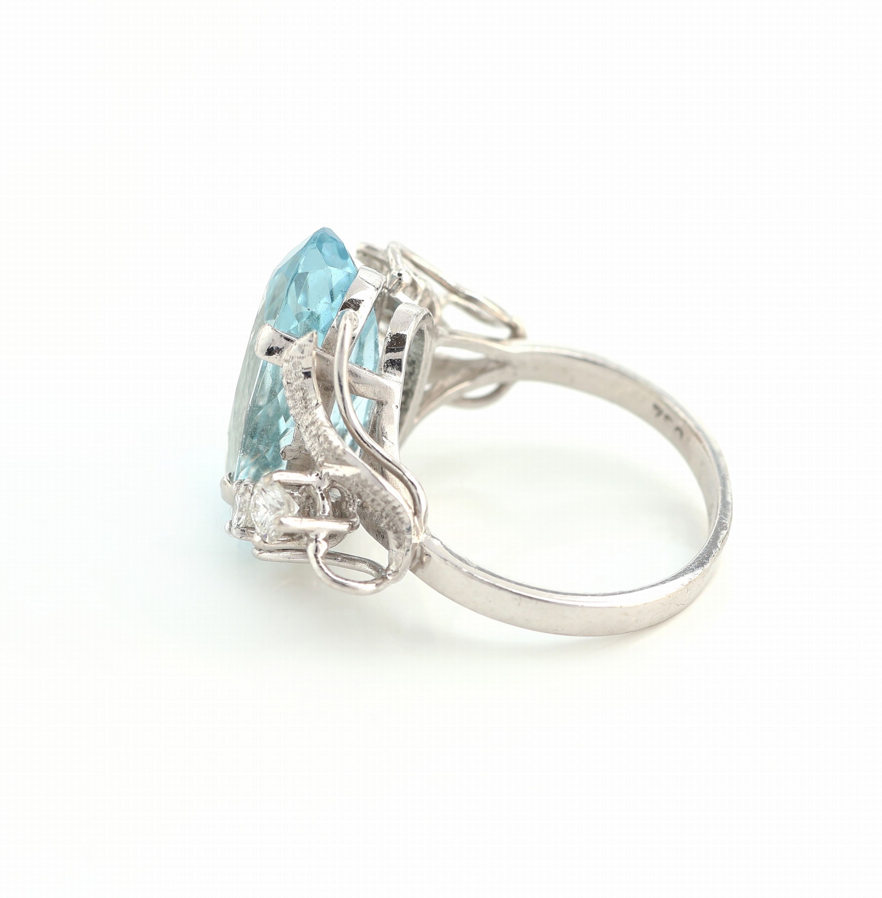 Detail b: 18 kt Gold Aquamarin-Brillant-Ring, WG 750/000, mittig mit einem ovalfacett. Aquamarin ca. 4.00 ct, seitl. 4 Brillanten zus. ca. 0.40 ct feines ...