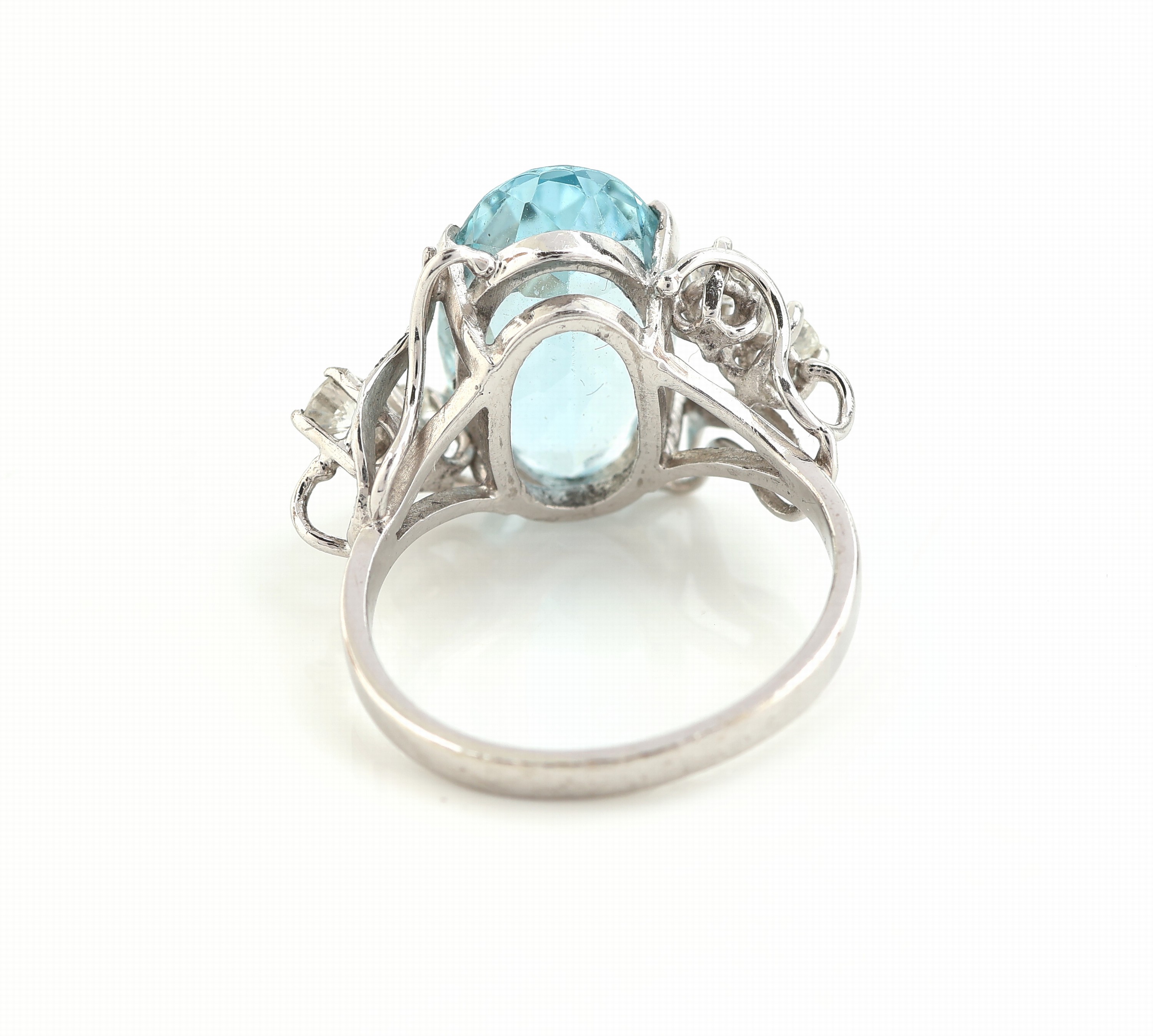 Detail c: 18 kt Gold Aquamarin-Brillant-Ring, WG 750/000, mittig mit einem ovalfacett. Aquamarin ca. 4.00 ct, seitl. 4 Brillanten zus. ca. 0.40 ct feines ...