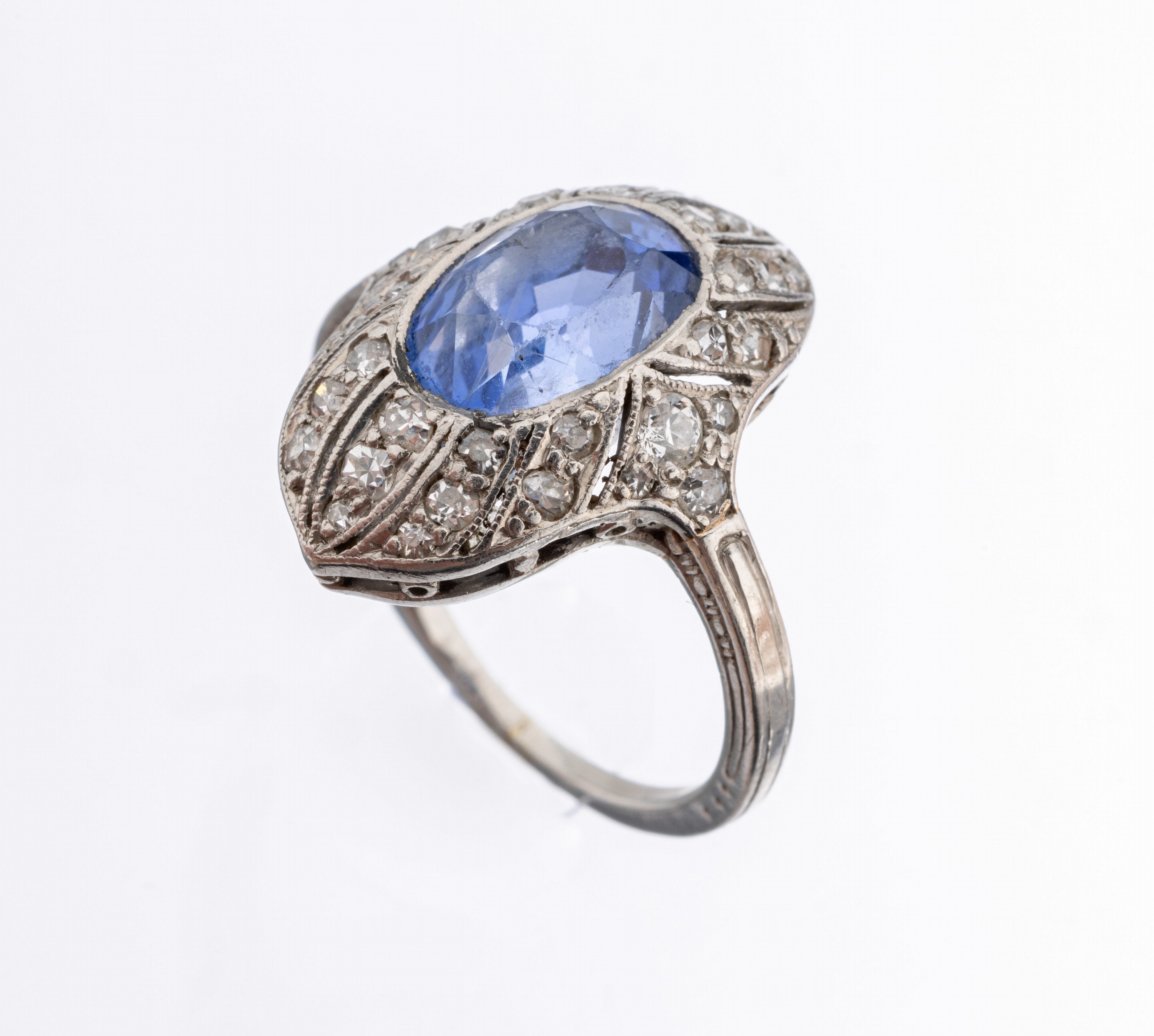 Platin Saphir Diamant-Ring, um 1920, Platingepr., mittig ovalfacett. Saphir ca. 4.00 ct (min. besch.), umgeben von Altschliffdiamantenzus. ca. 0.75 ...