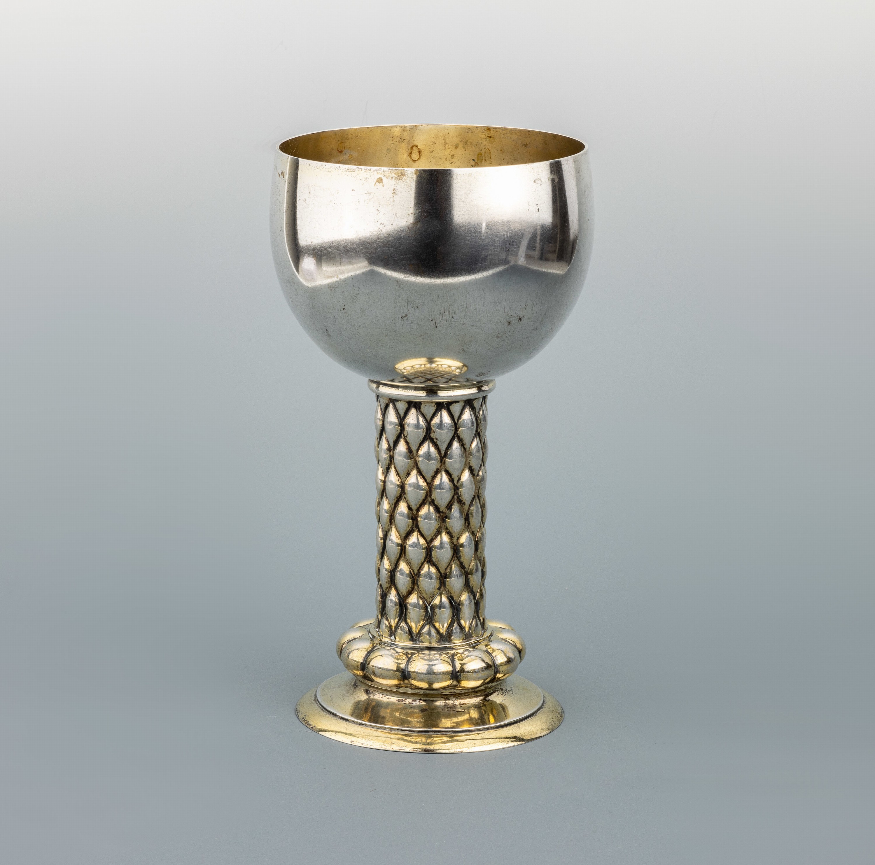 Großer Trinkpokal, deutsch um 1910-20, 800er Silber, teilverg., Schaft im Ananasmuster, H. ca. 27 cm, schlichte Kuppa, Handarbeit, ca. 635 g