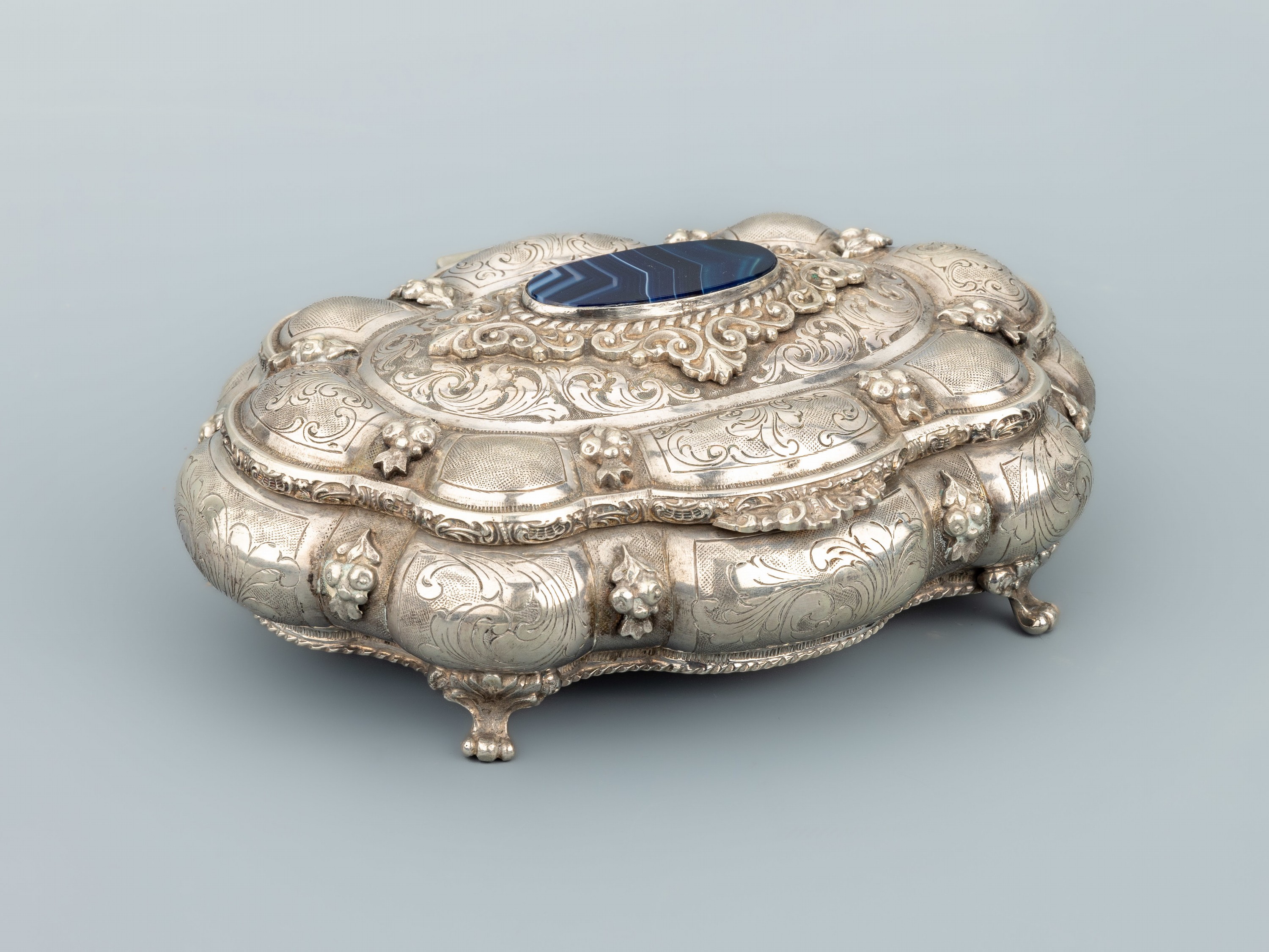 Bonbonniere, 800er Silber, nach älterem Vorbild, reichhaltig grav., florale Gestaltung, Barockstil, Deckel mit Scharnier und blauem Streifenachat ...