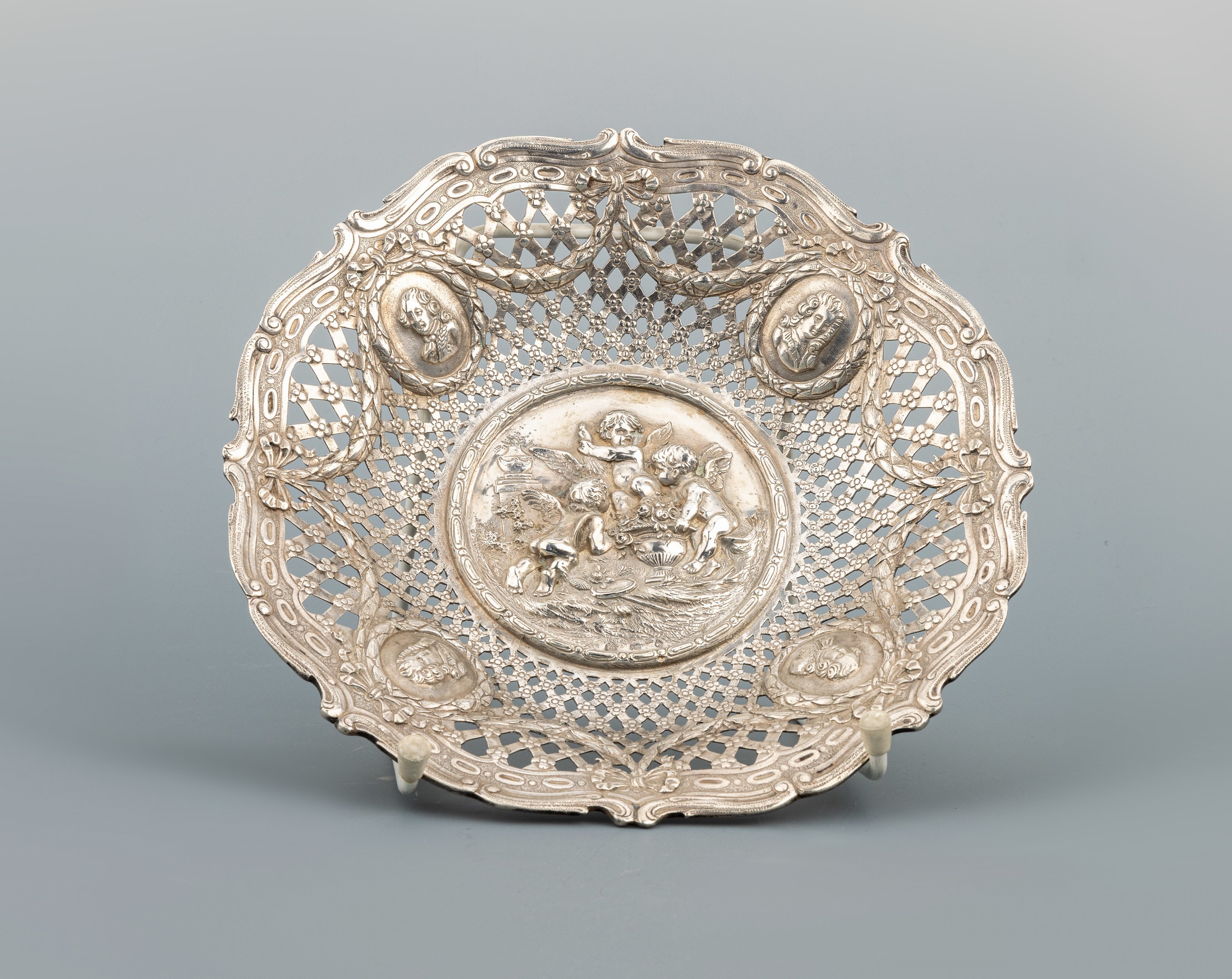 Anbietschale, um 1890-1900, 800er Silber, deutsch, wohl Hanau, klassizistische Formsprache mit Girlanden und Portrait -Kartuschen, Durchbrucharbeit, ...