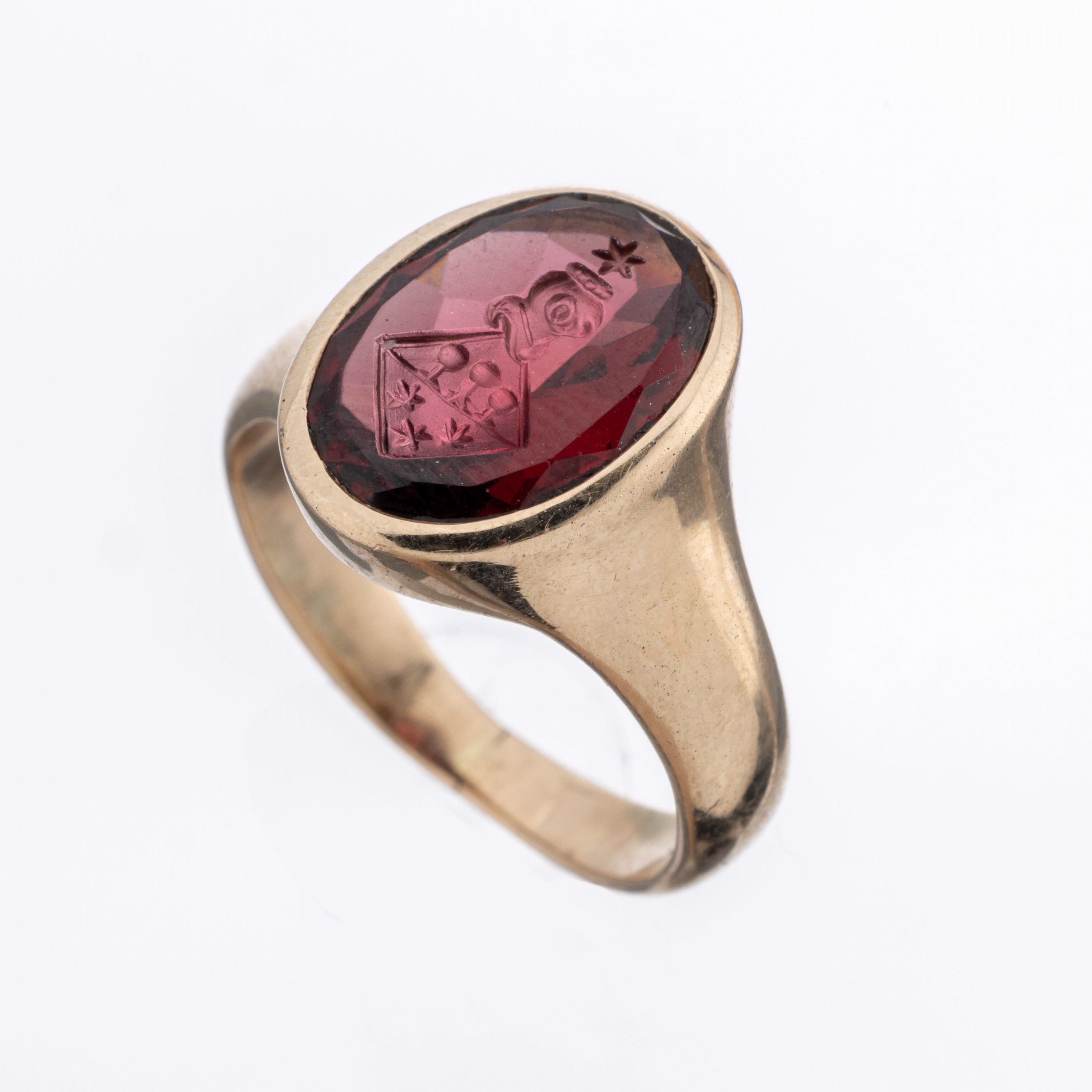 14 kt Gold Granat-Siegelring, RG 585/000, Intaglio Darstellung eines Wappens, RW 48, ca.4.1 g
