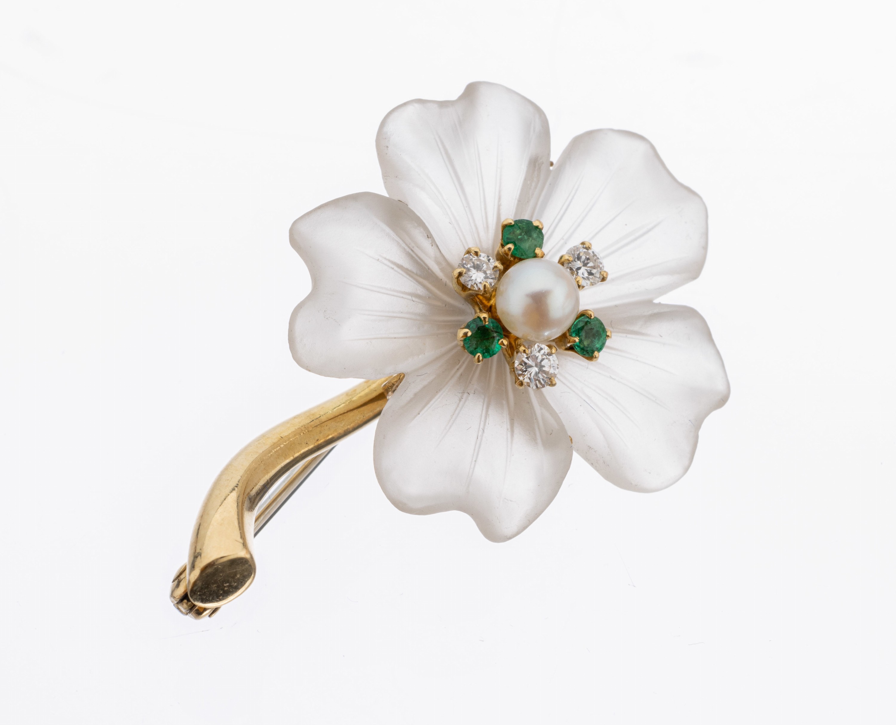 18 kt Gold Smaragd-Diamant-Bergkristall- Blütenbrosche, GG 750/000, Blätter aus Bergkristall geschnitten, geschliffen und mattiert, Blütenstempel ...