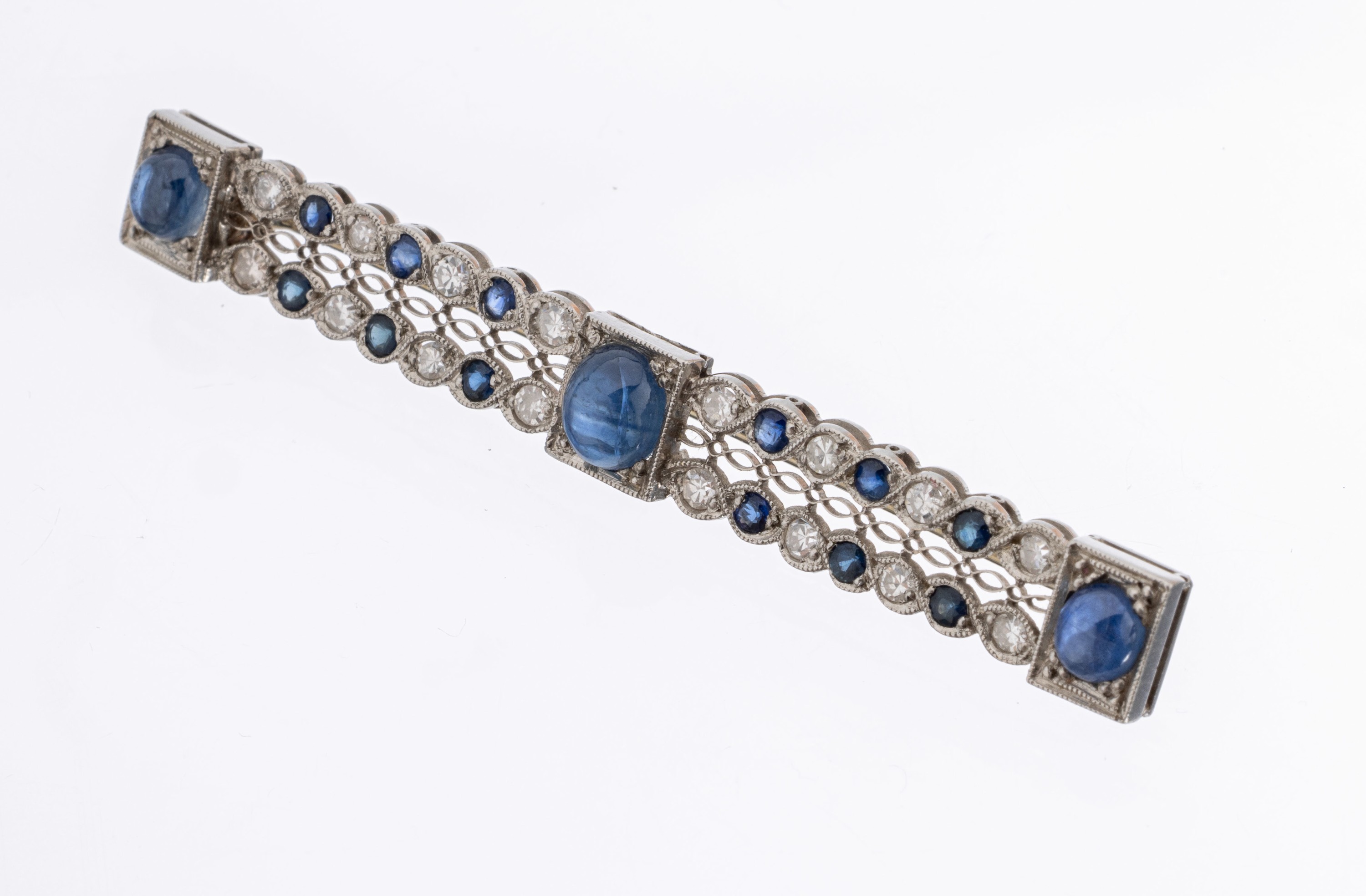18 kt Gold Art Deco Diamant-Brosche, um 1920, GG 750/000 (gepr.), 3 Saphircabochons und 12 rundfacett. Saphire zus. ca. 2.20 ct, 16 8/8-Diamanten ...