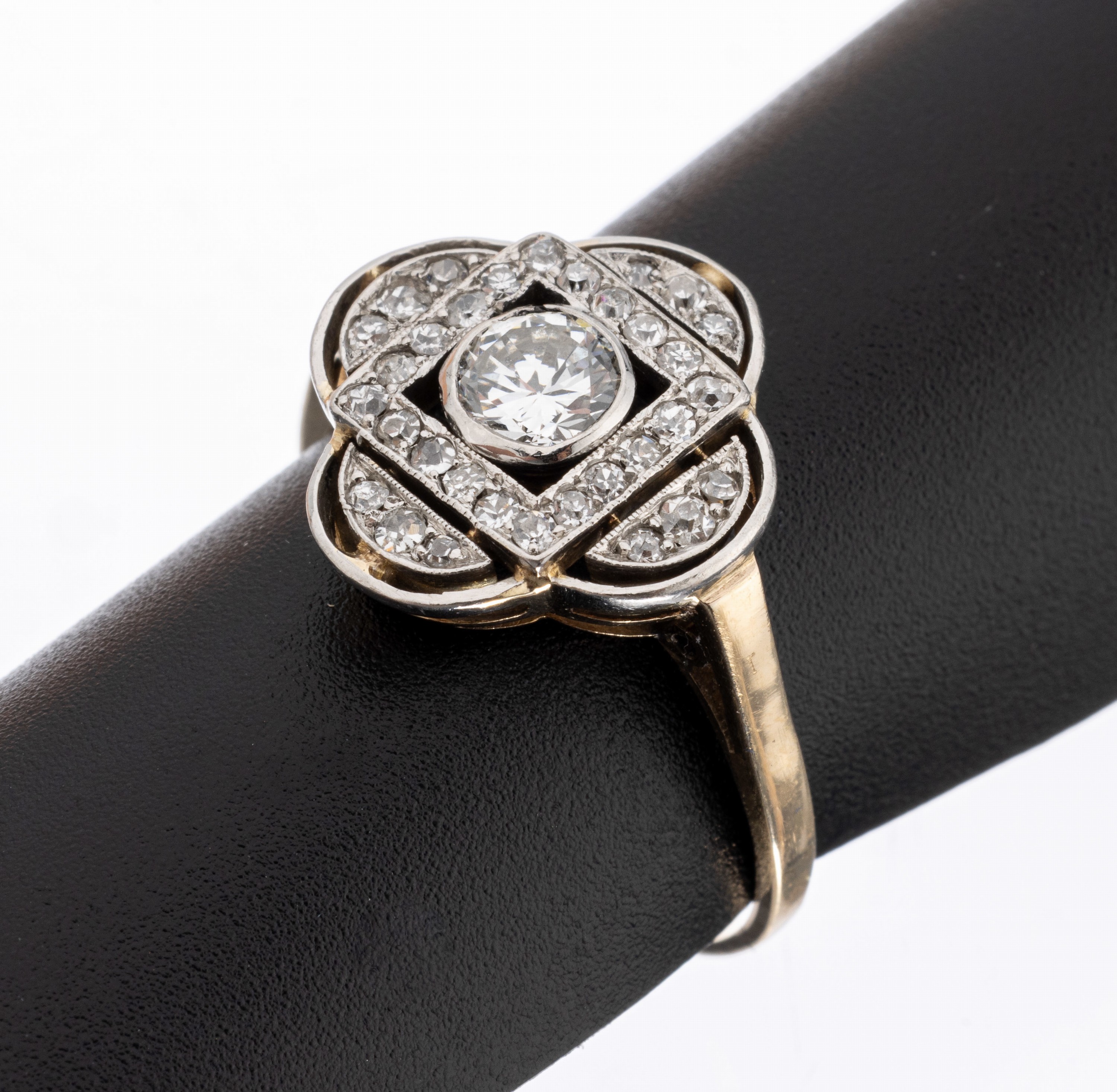 14 kt Gold Art Deco Diamant-Ring, um 1920-30, GG 585/000, schauseitig Platin, durchbrochen gearbeitet, mittig ein Brillant ca. 0.30 ct Weiß/vs2, ...