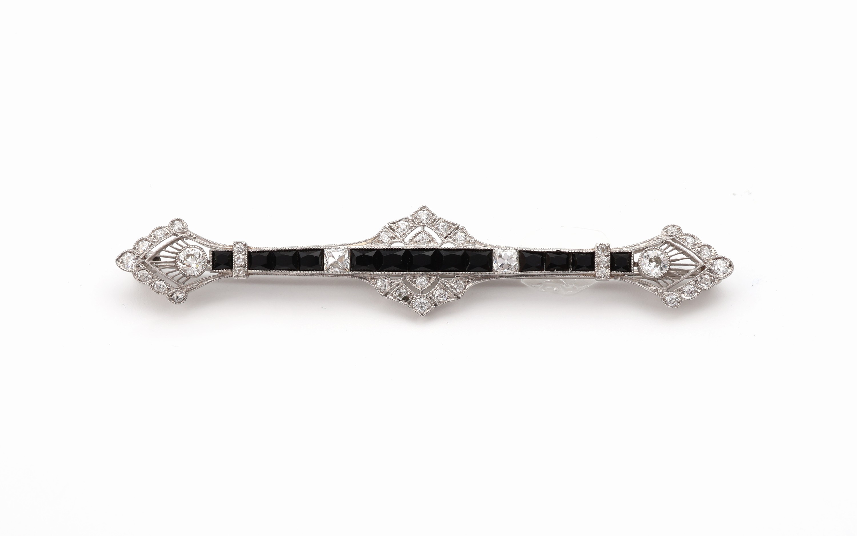 Platin Art Deco Onyx-Diamant-Brosche, 1930er Jahre, Pt gepr., 13 eingeschliffene Onyx -Carrees, 4 Altschliffdiamanten zus. ca. 0.35 ct ...