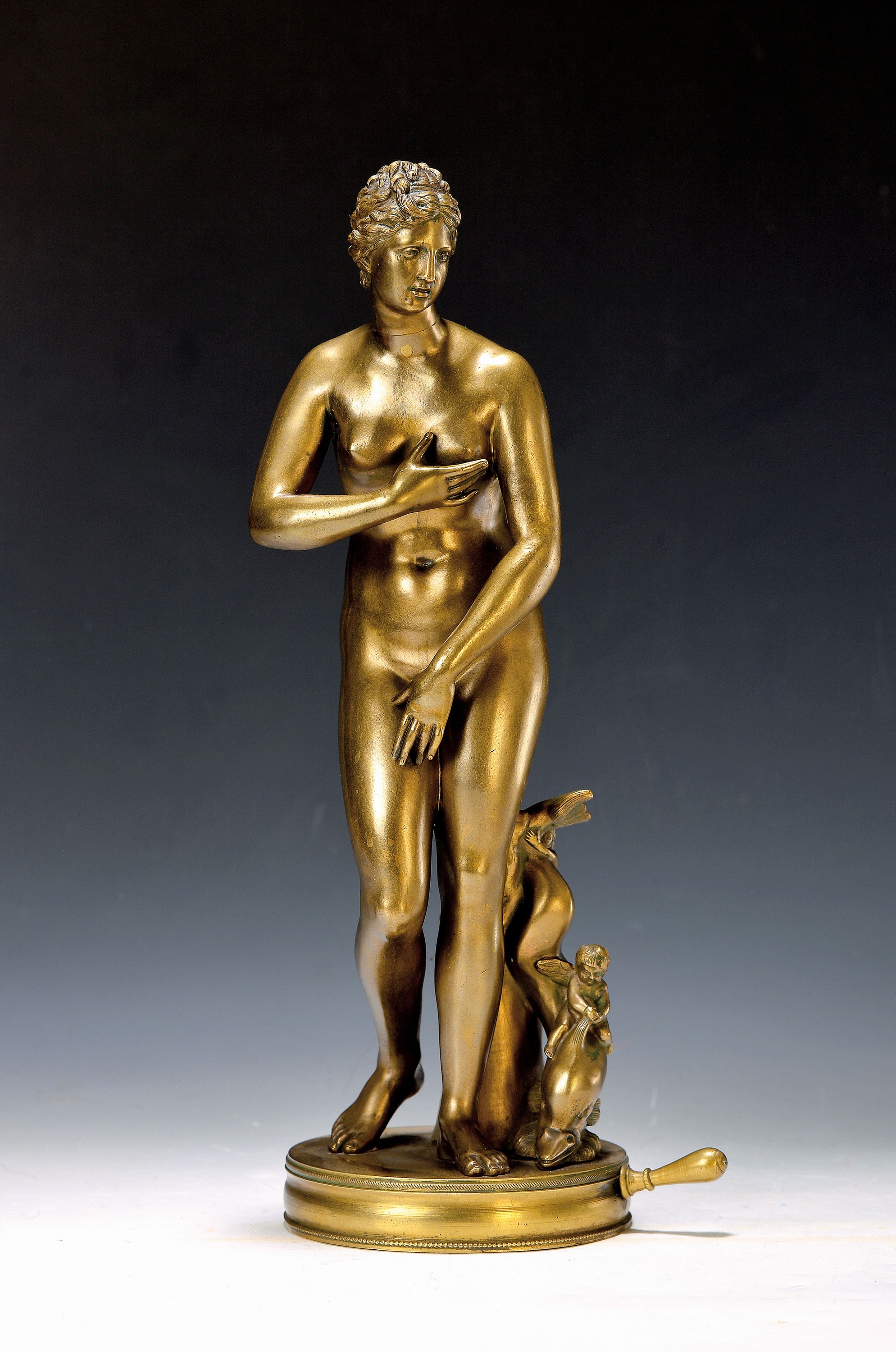 Skulptur, Frankreich, um 1900, Bronze, Darstellung eines antiken Aktes mit einem Fisch und zwei Kinderfiguren, H. ca. 35cm