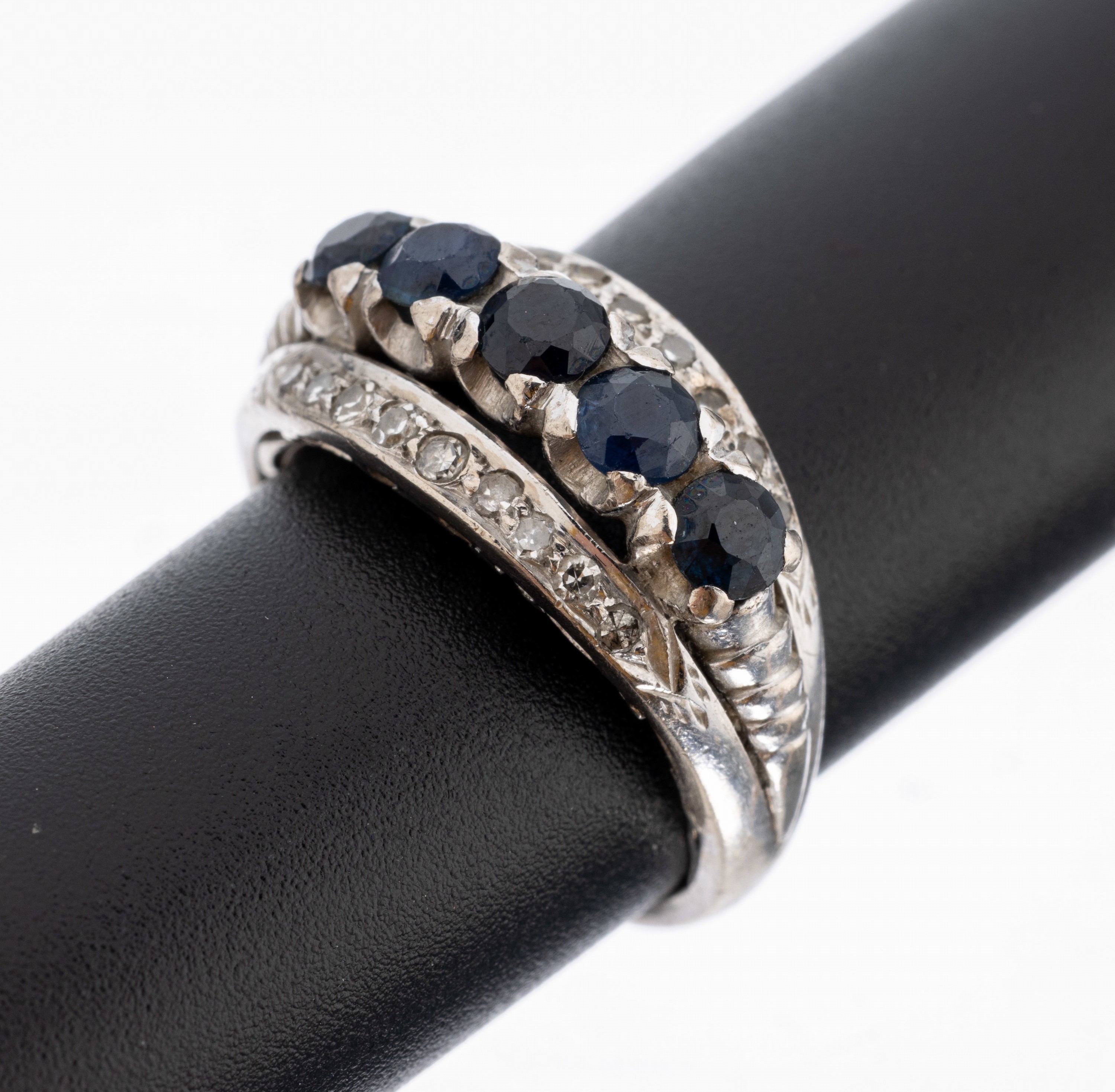 14 kt Gold Saphir-Diamant-Ring, WG 585/000,5 rundfacett. Saphire, seitl. mit kl. Diamantbesatz, RW 49, ca. 4.8 g