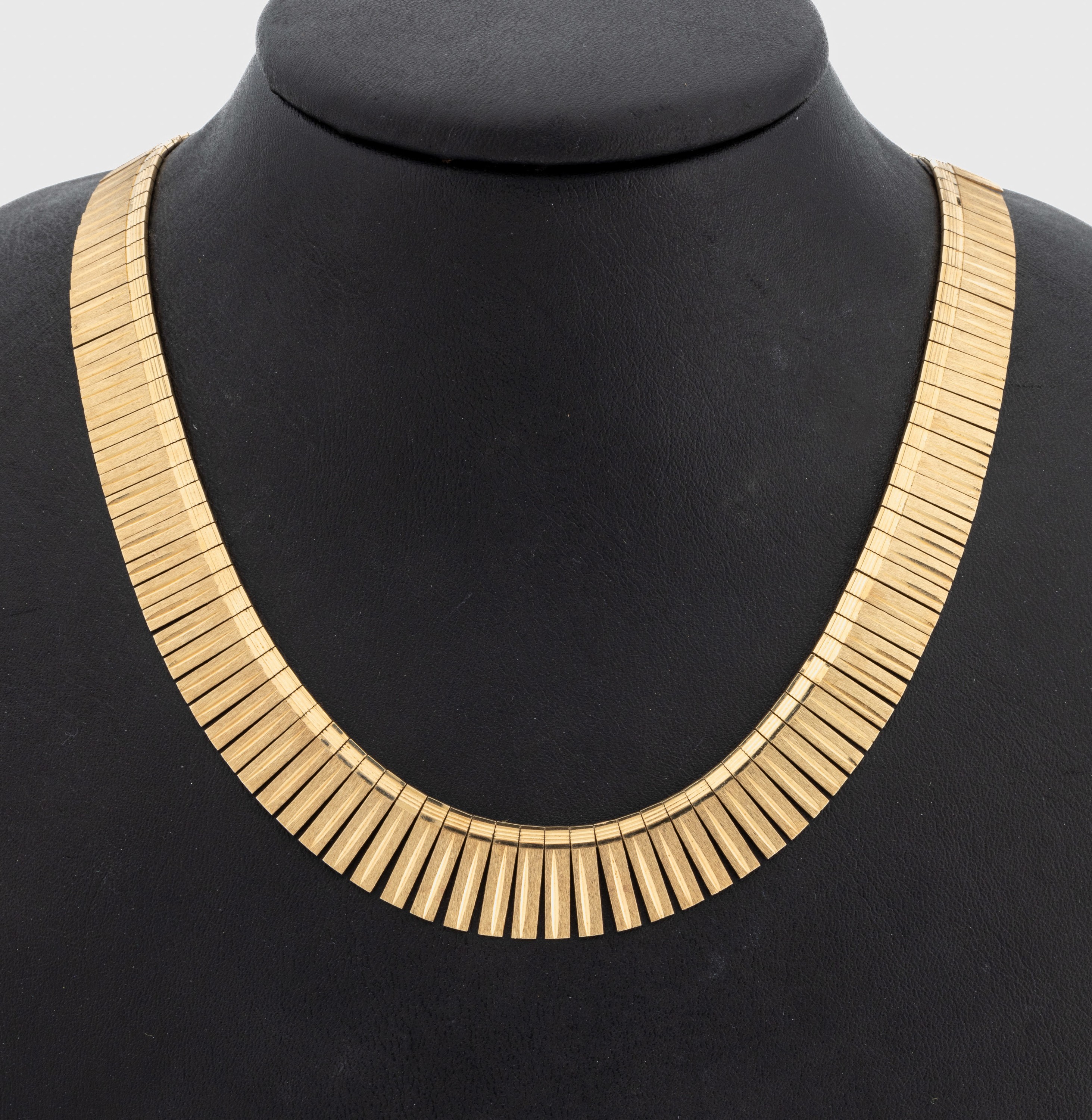 14 kt Gold Collier, GG 585/000, Glieder im Verlauf, pol. und sat., L. ca. 44 cm, Kasten- schloss mit Sicherheitsacht, ca. 34.2 g