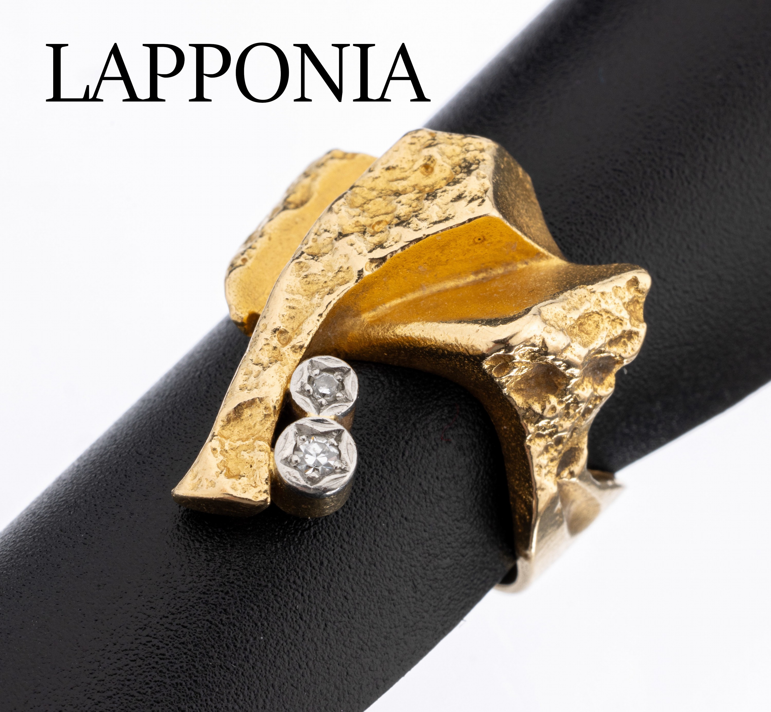 18 kt Gold LAPPONIA Diamant-Ring, Finnland 1974, GG/WG 750/000, typ. Lapponia Design, asymm. Formgebung, 2 in WG gefasste Diamanten zus. ca. 0.03 ct ...