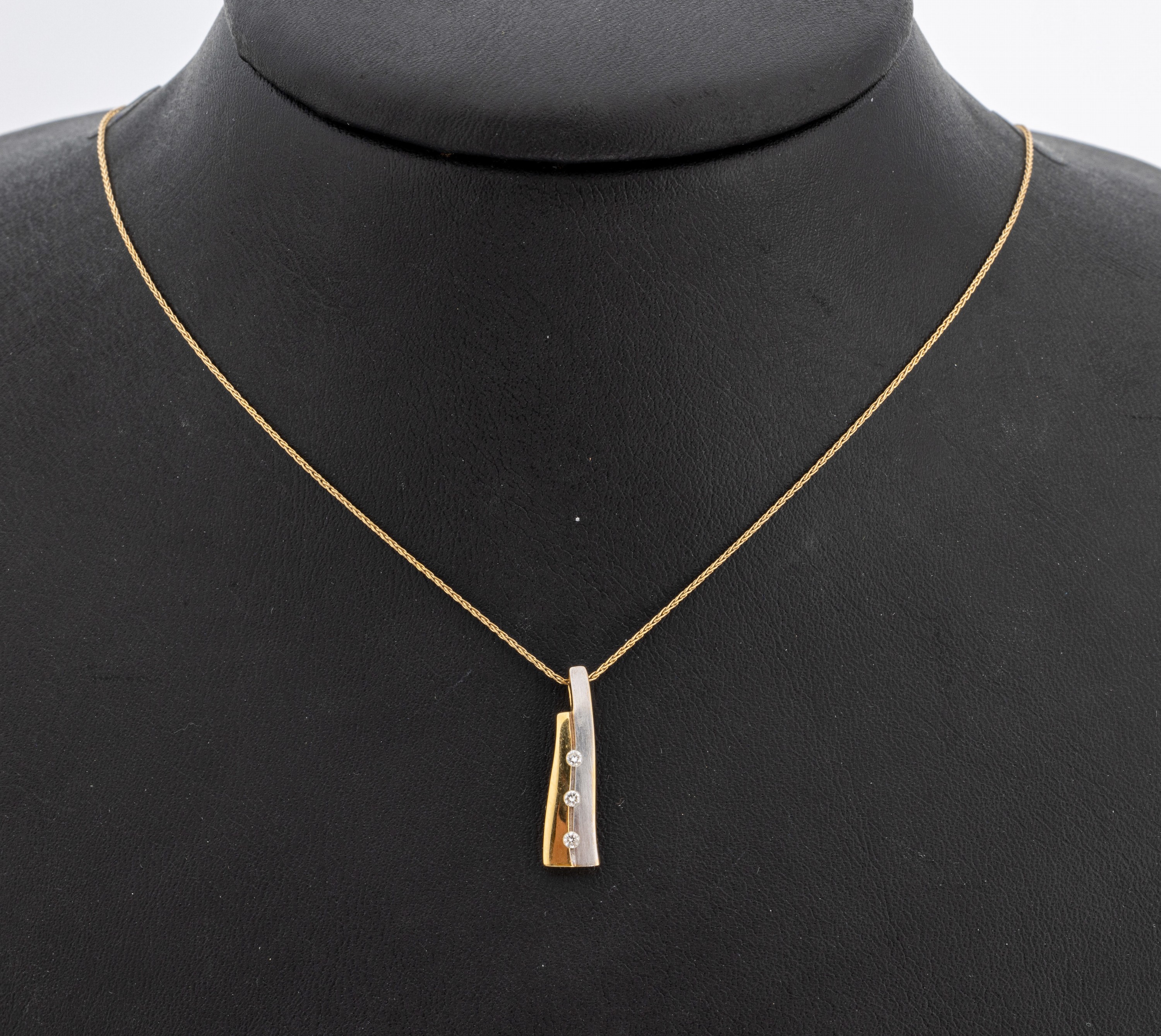 9 kt Gold Diamant-Anhänger an Kette, GG/WG 375/000, bes. mit 3 kl. Brillanten, L. ca. 44 cm, Karabinerschließe, ca. 3 g