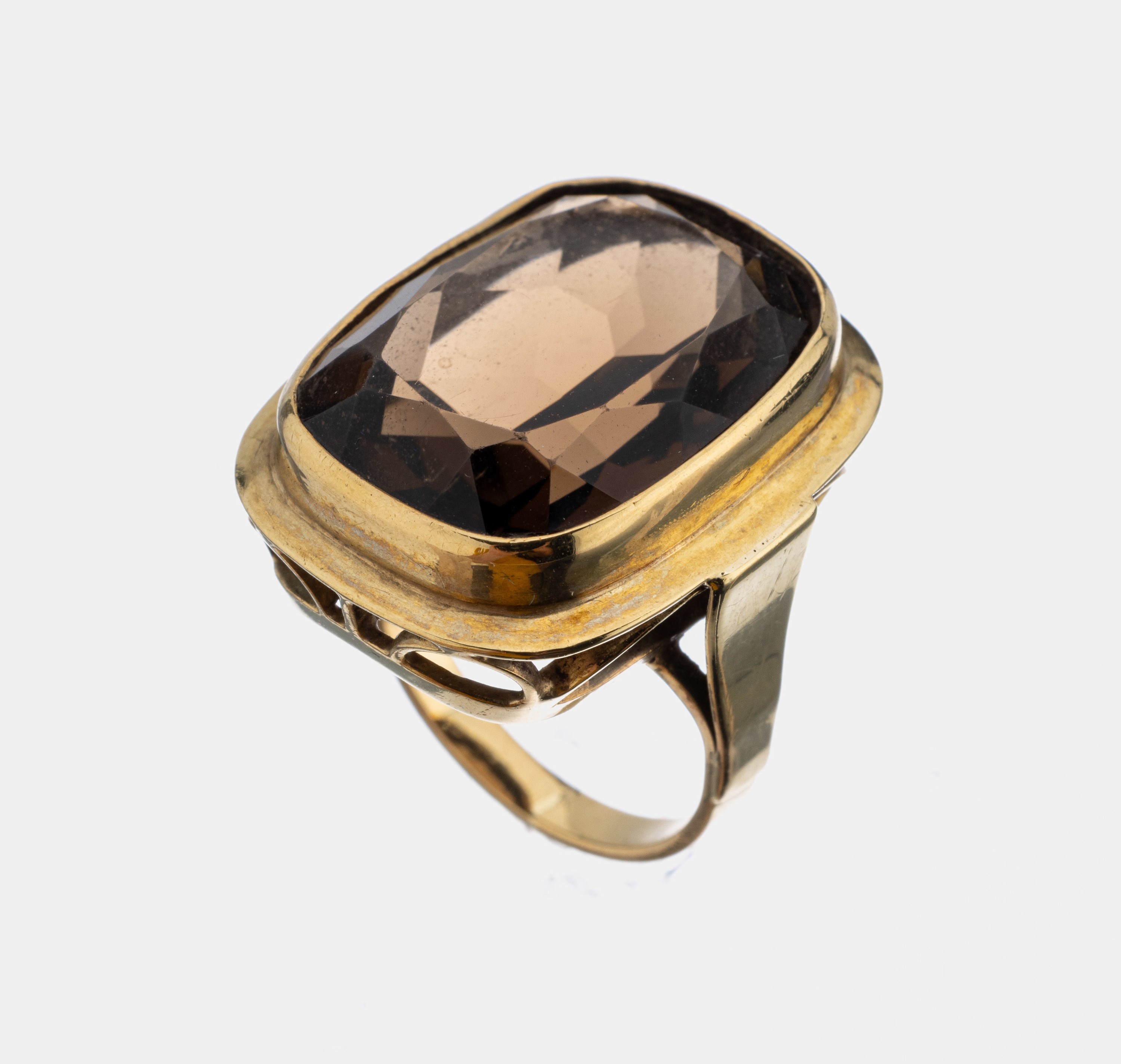 8 kt Gold Rauchquarz-Ring, GG 333/000, gepr. facett. Rauchquarz im glatten Rahmen, mit Unterkaderung, RW 48, ca. 7.7 g