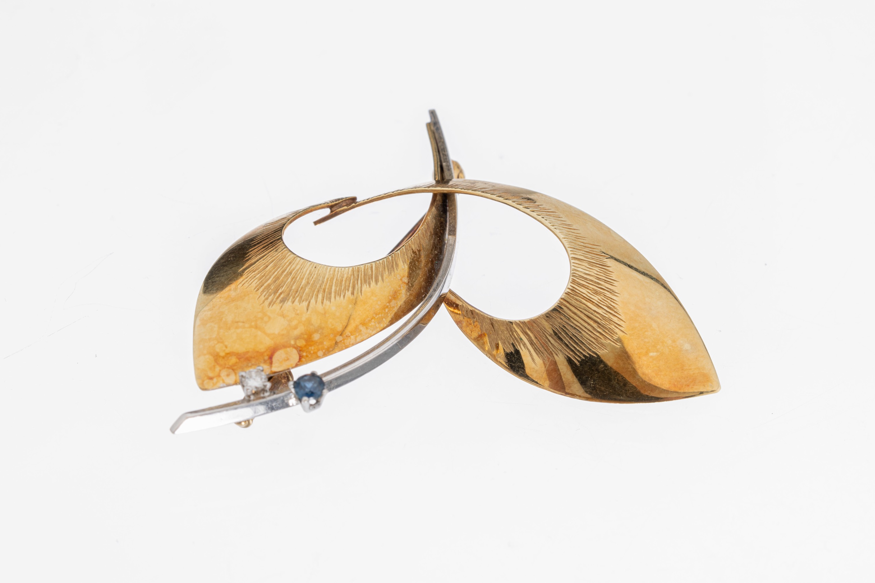 14 kt Gold Saphir-Diamant-Brosche, GG/WG 585/000, florale Gestaltung, WG Steg mit Diamant- und Saphirbesatz, ca. 5.2 g, ca. 4.3 cm