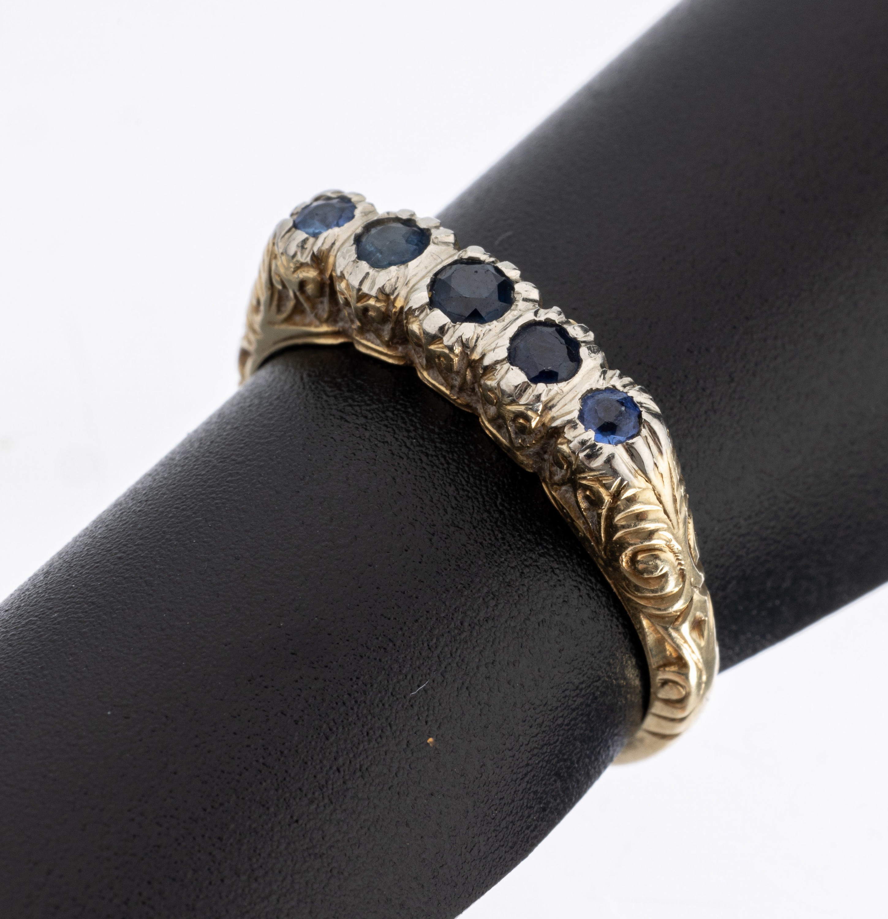 14 kt Gold Jugendstil Saphir-Ring, um 1900, GG 585/000, schauseitig Platin, kl. rundfacett. Saphire, RW 50, z.T. grav., ca. 3.1 g