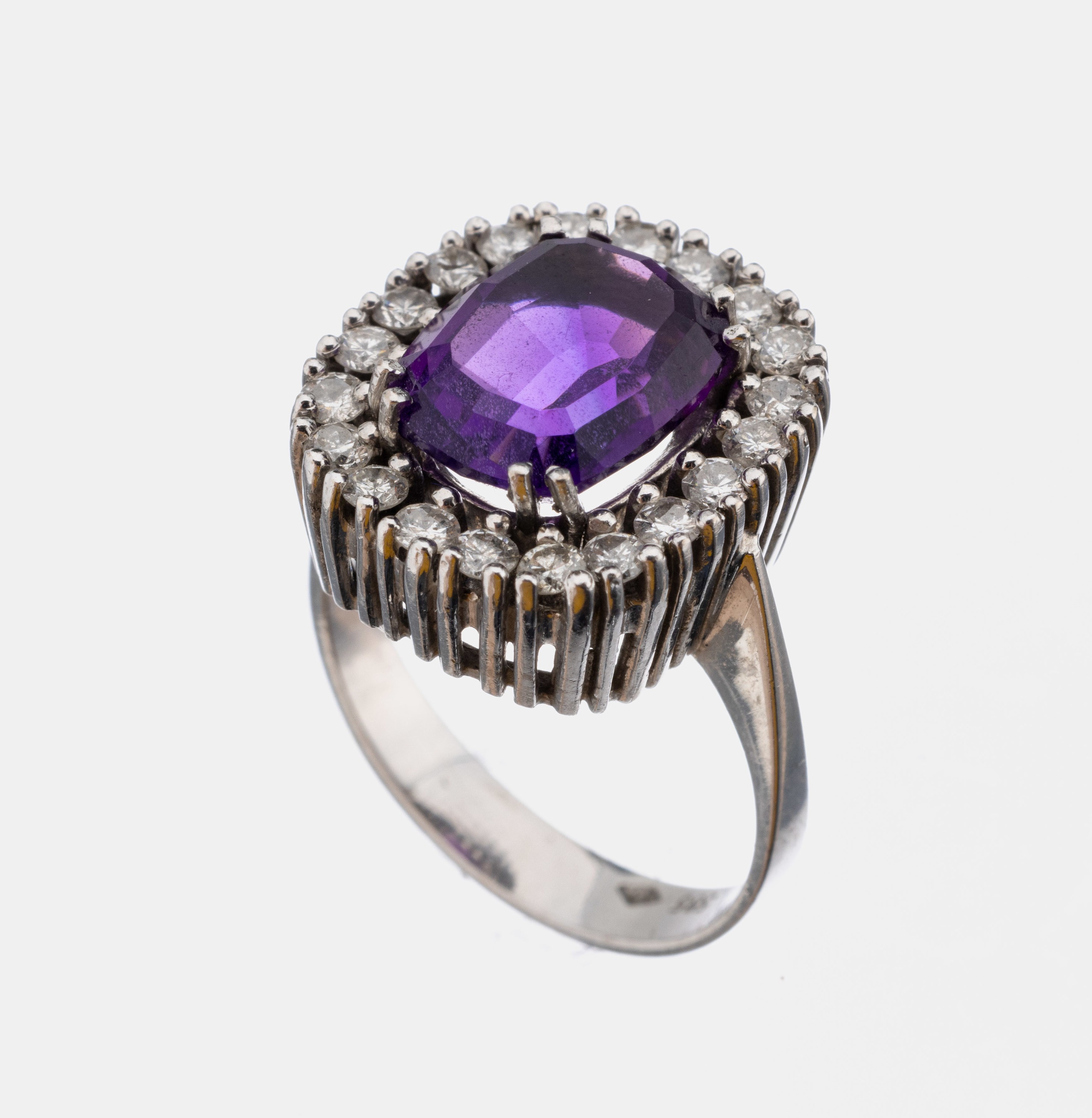 14 kt Gold Amethyst-Brillant-Ring, WG 585/000, facett. Amethyst ca. 4.00 ct, umgebenvon 20 Brillanten zus. ca. 0.80 ct Weiß/p, RW 52, ca. 6.9 g
