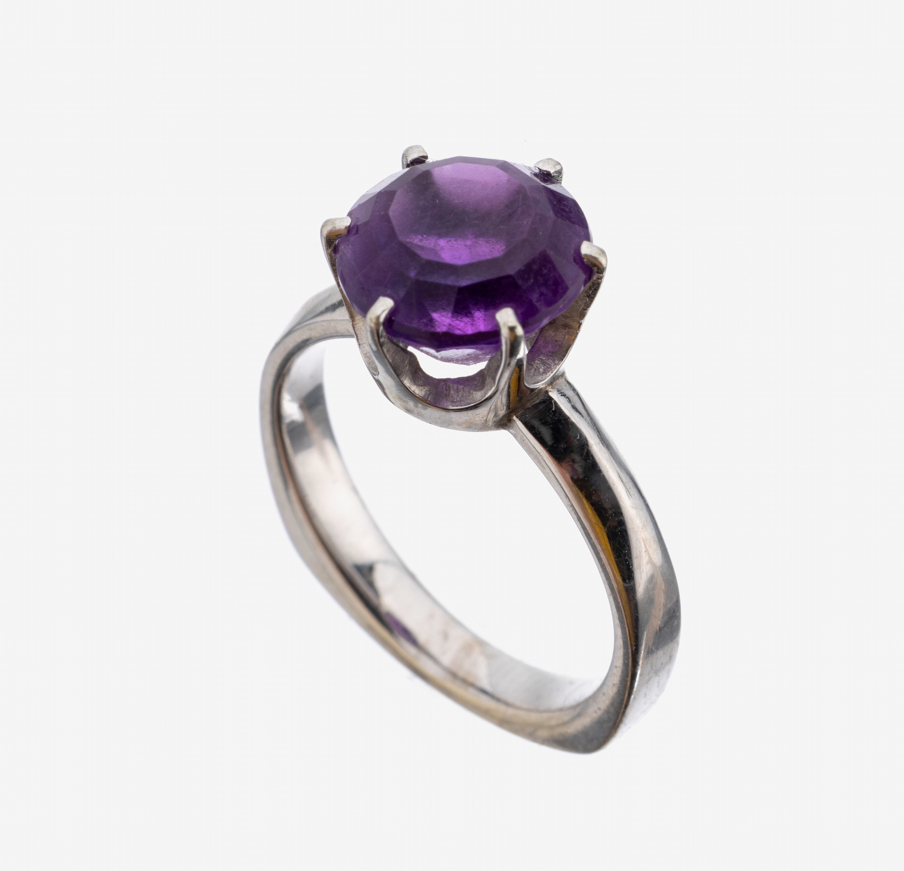 18 kt Gold Amethyst-Ring, WG 750/000, rundfacett. Amethyst ca. 2.00 ct, RW 51, ca. 5.4 g