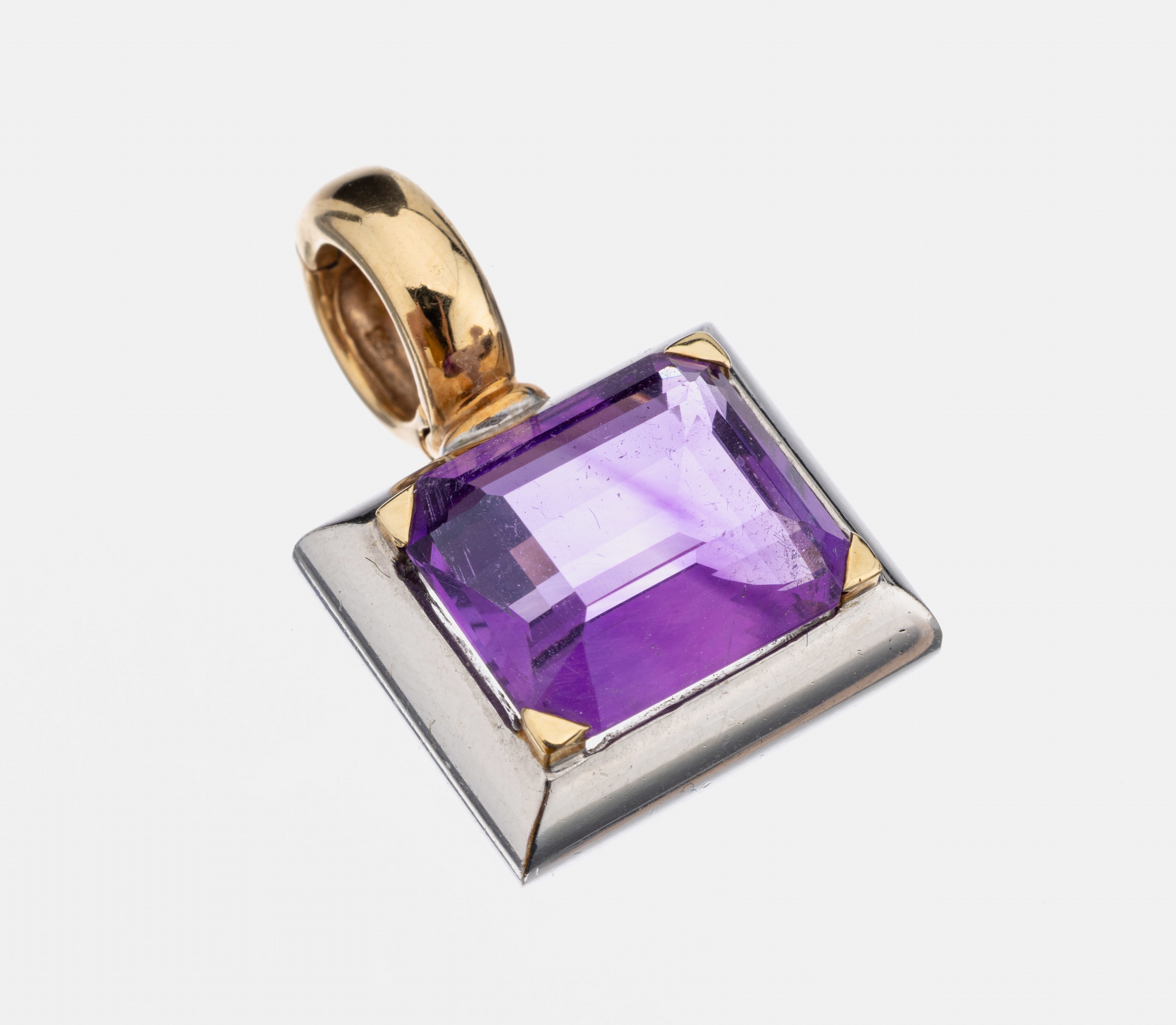 14 kt Gold Amethyst-Clipanhänger, GG/WG 585/000, facett. Amethyst im Treppenschliff ca. 8.00 ct, schöne, schwere Verarbeitung, ca. 14.9 g, L. ca. ...